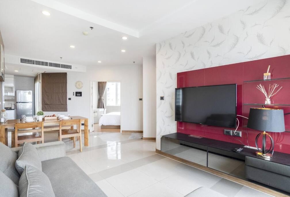 Penthouses 2Bedrooms @MRT Huai Khwang 会说中文