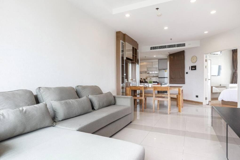 Penthouses 2Bedrooms @MRT Huai Khwang 会说中文