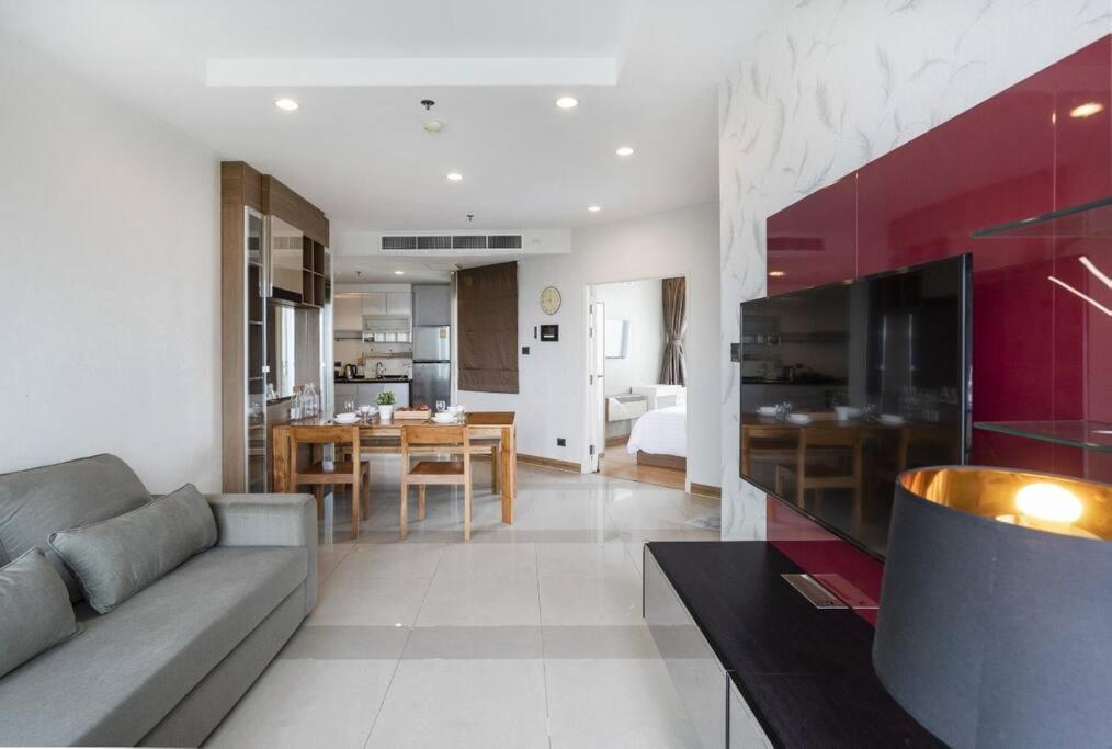 Penthouses 2Bedrooms @MRT Huai Khwang 会说中文