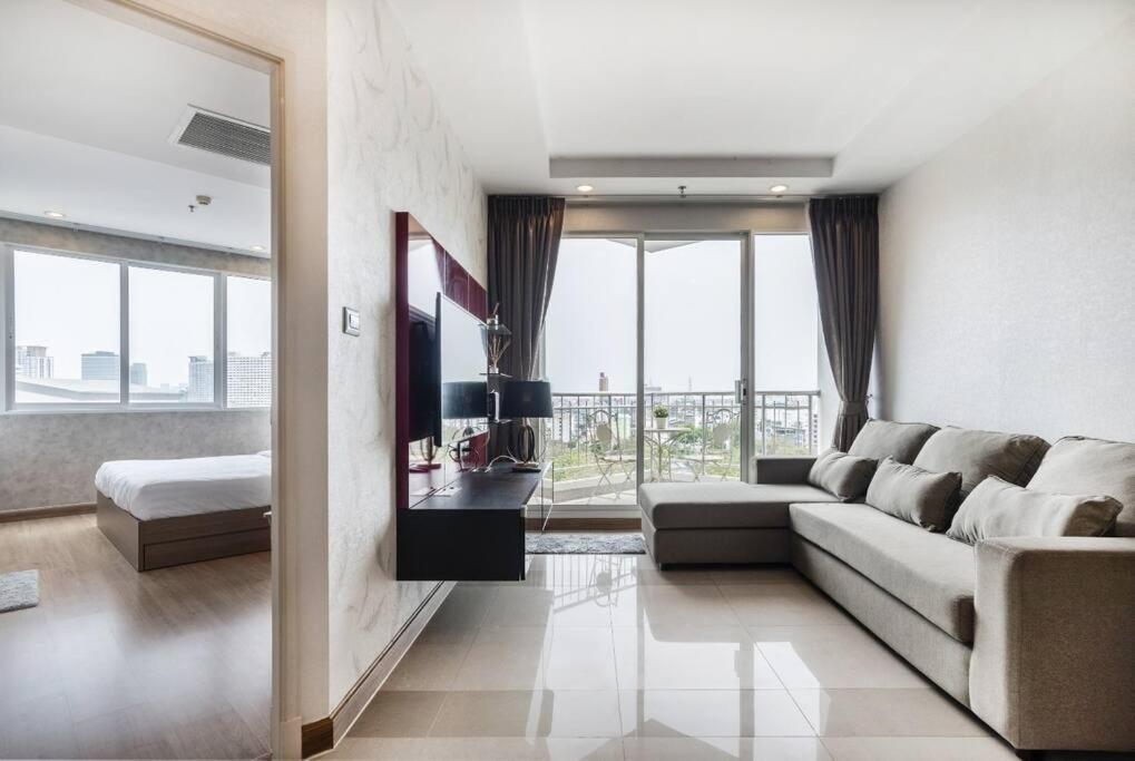 Penthouses 2Bedrooms @MRT Huai Khwang 会说中文