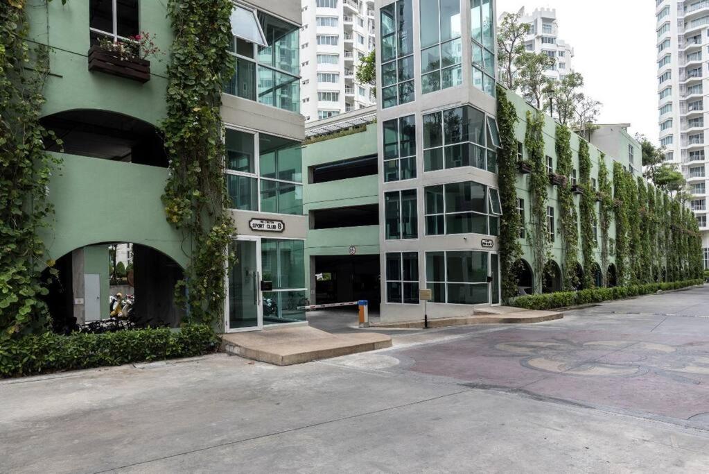Penthouses 2Bedrooms @MRT Huai Khwang 会说中文