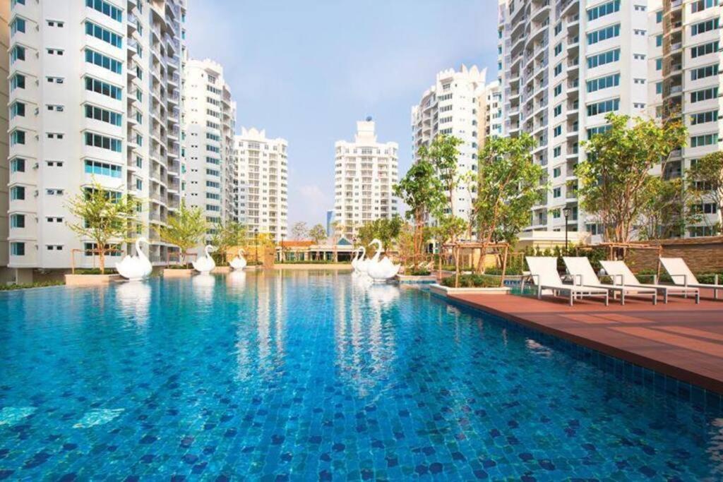 Penthouses 2Bedrooms @MRT Huai Khwang 会说中文