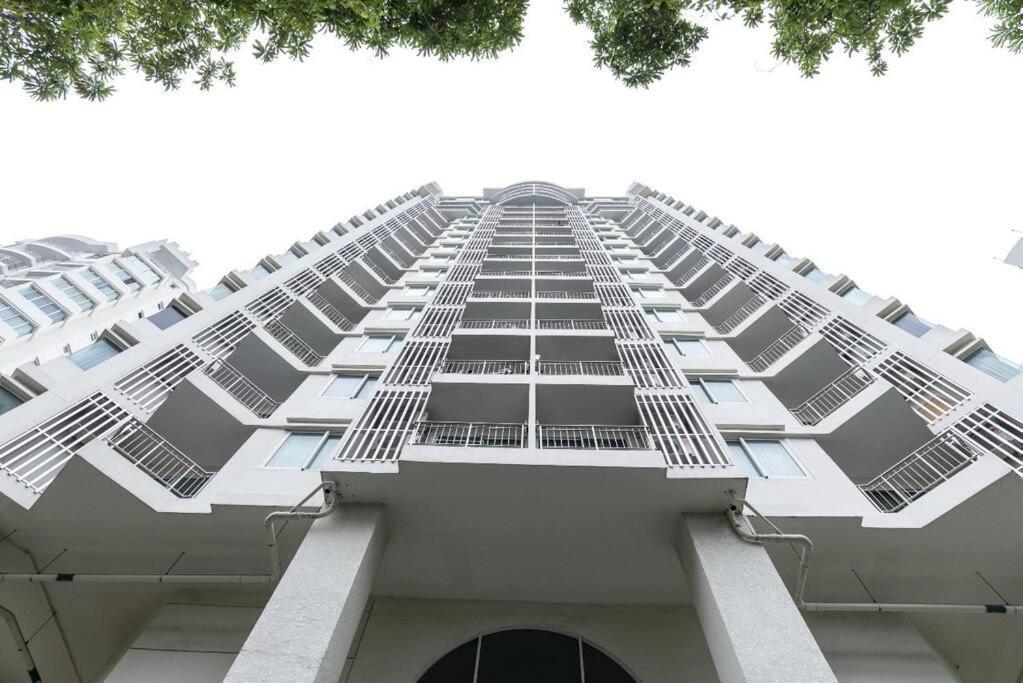 Penthouses 2Bedrooms @MRT Huai Khwang 会说中文