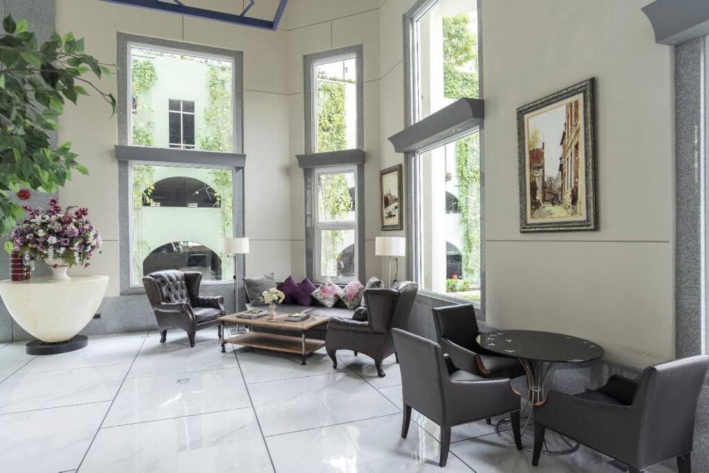 Penthouses 2Bedrooms @MRT Huai Khwang 会说中文