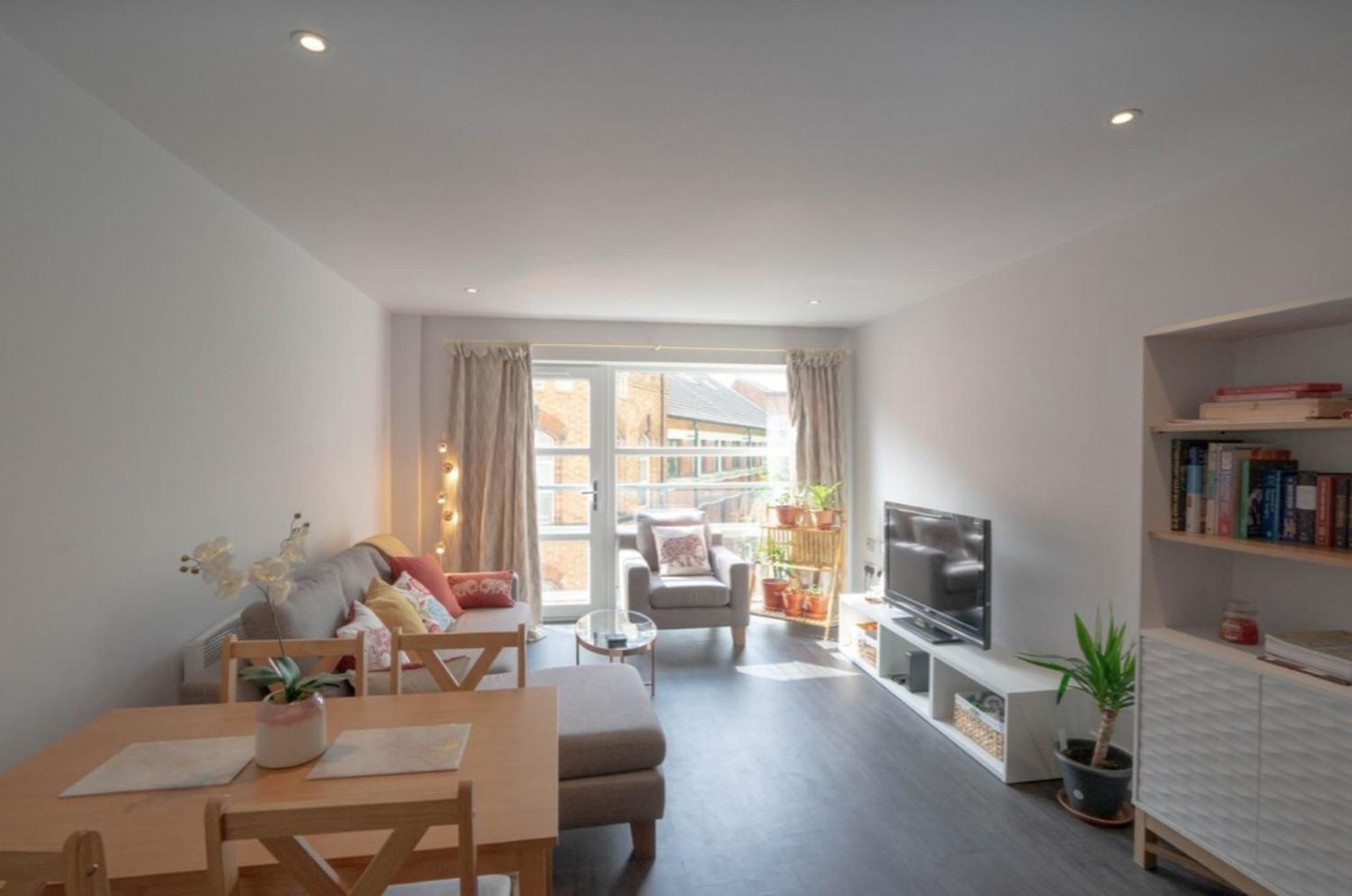 Gorgeous Spacious 2 Bed 2 Bath Apartment view 2