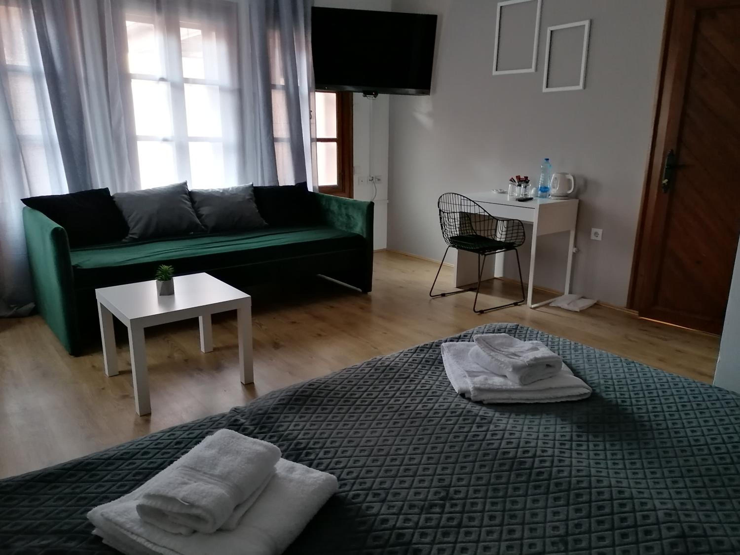 MON Accommodation free parking