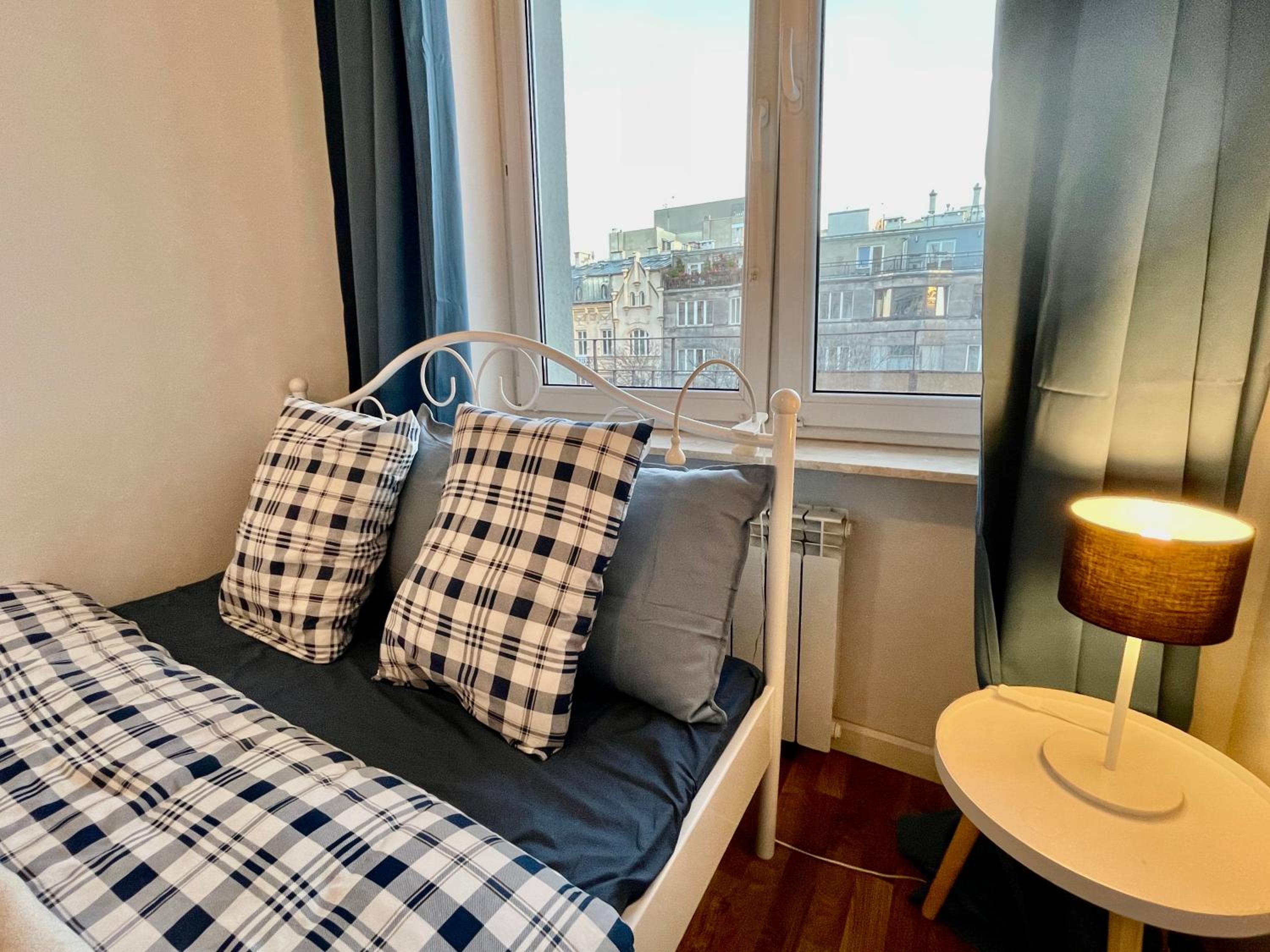 DECOR 2 Metro Fast WiFi 55’TV Netflix HBO Cozy view 2