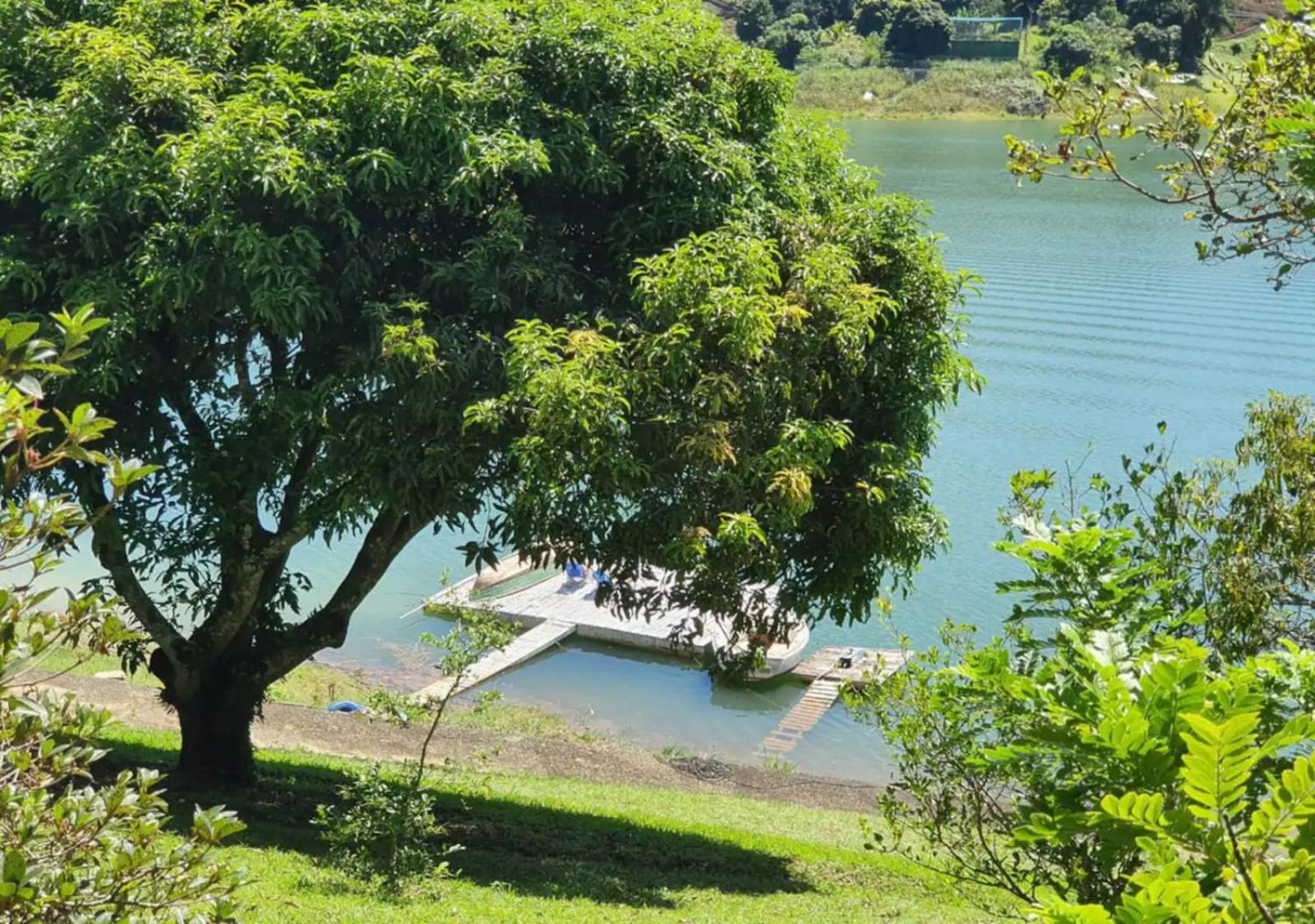 MARAVILHOSO SÍTIO NA BEIRA DA REPRESA