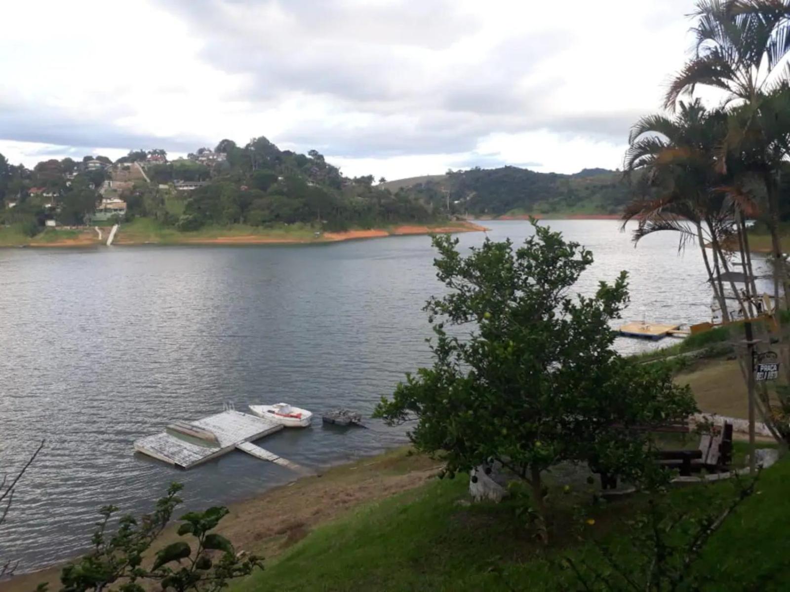 MARAVILHOSO SÍTIO NA BEIRA DA REPRESA