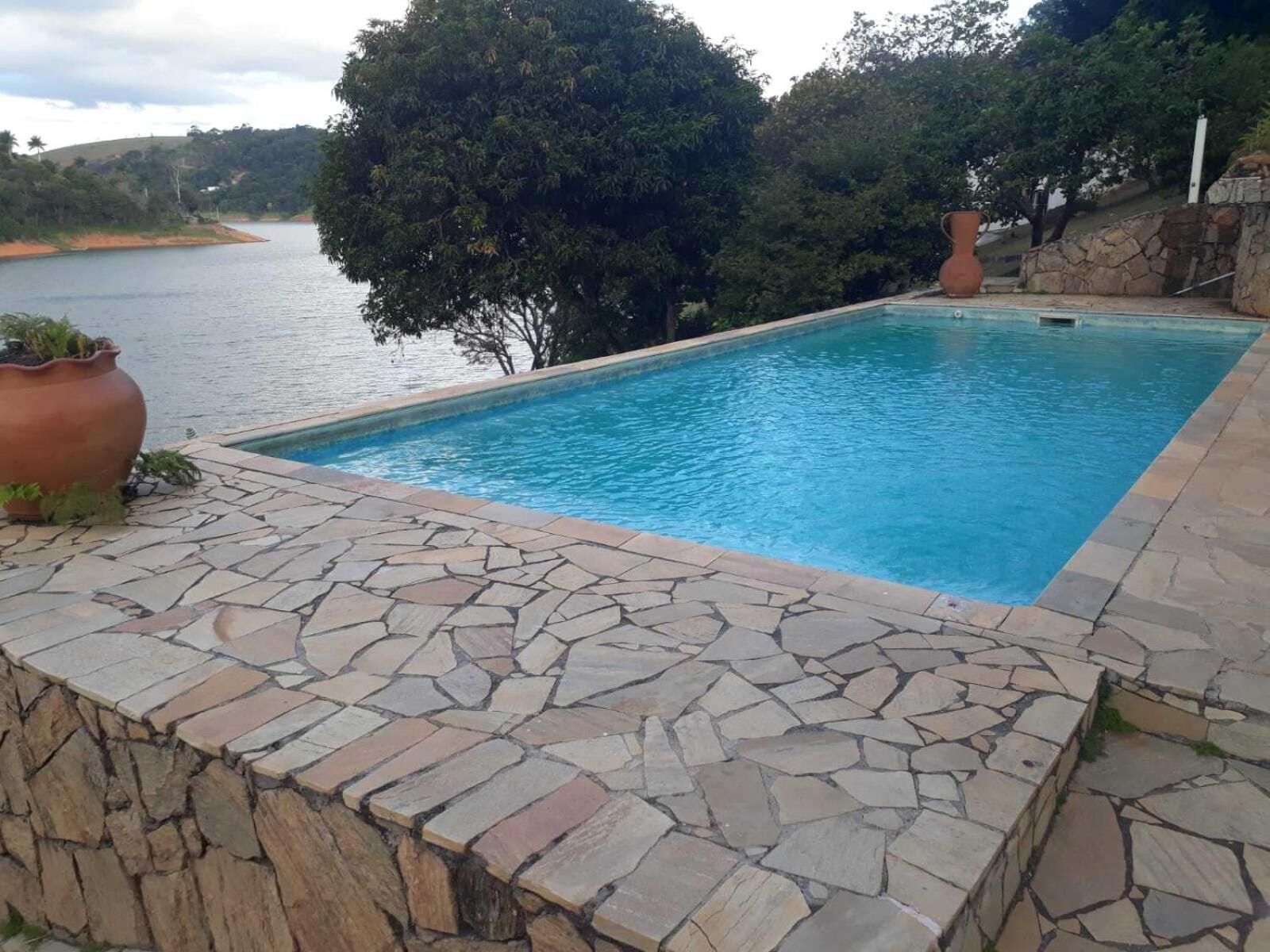 MARAVILHOSO SÍTIO NA BEIRA DA REPRESA