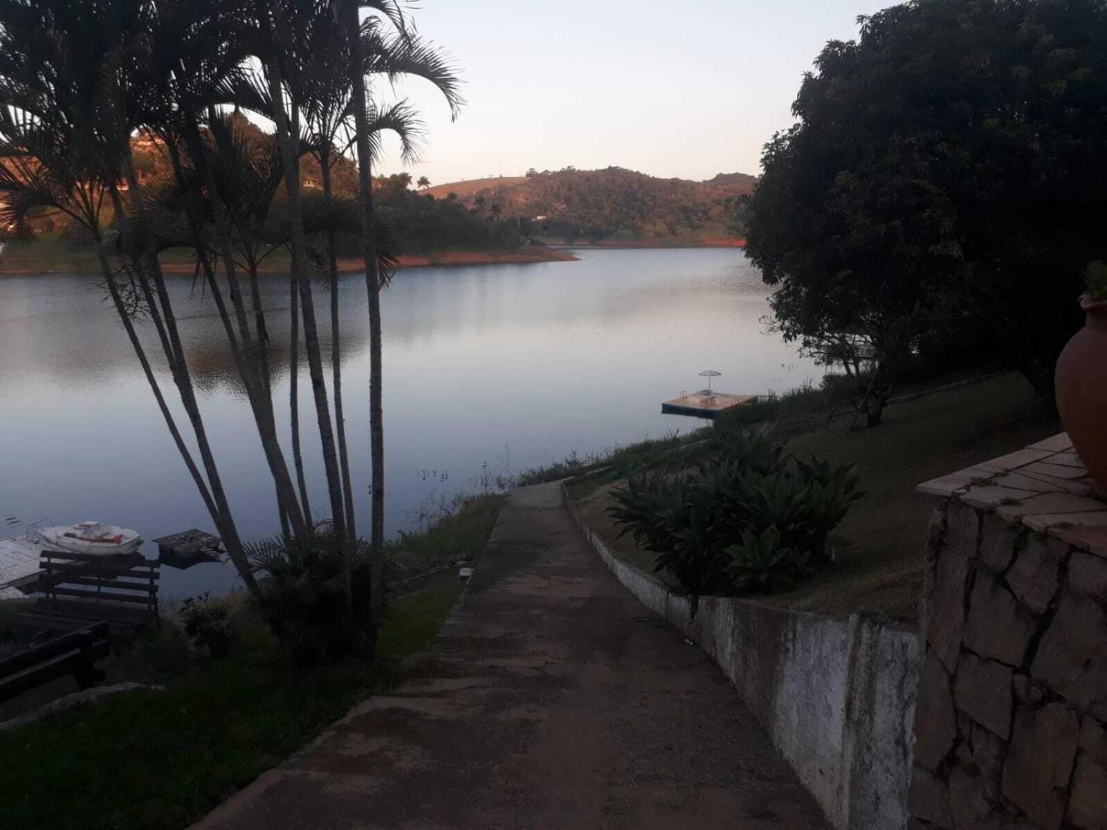 MARAVILHOSO SÍTIO NA BEIRA DA REPRESA