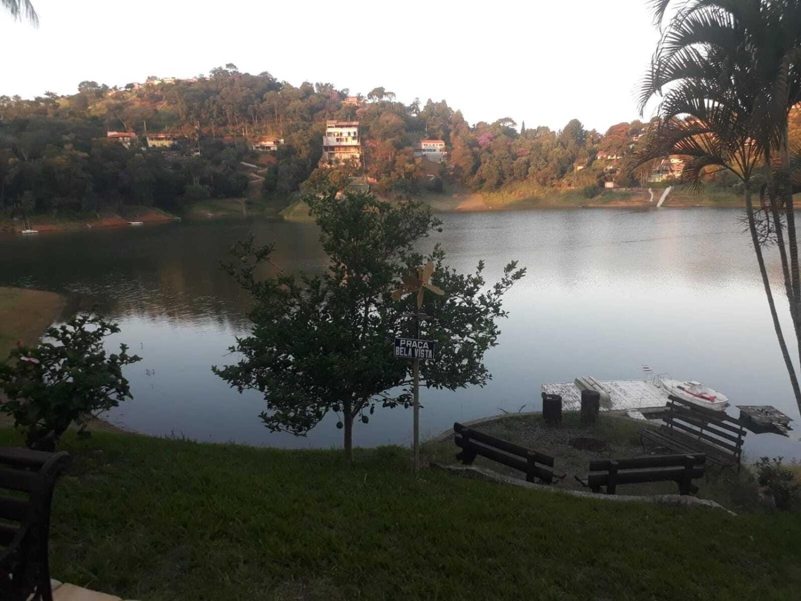 MARAVILHOSO SÍTIO NA BEIRA DA REPRESA