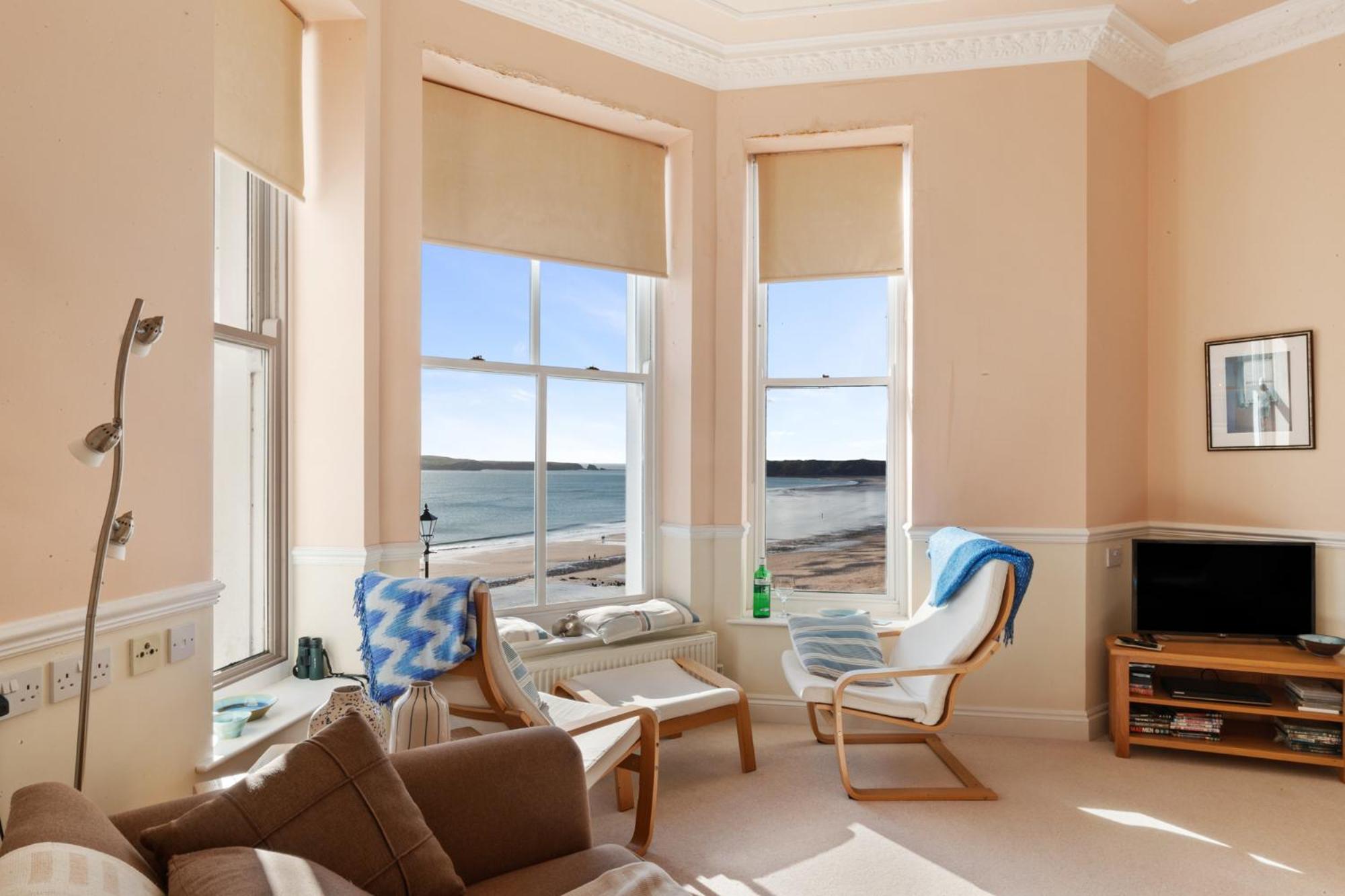 7 South Beach Court - Sea Front Apartment with Spectacular Sea Views view 4