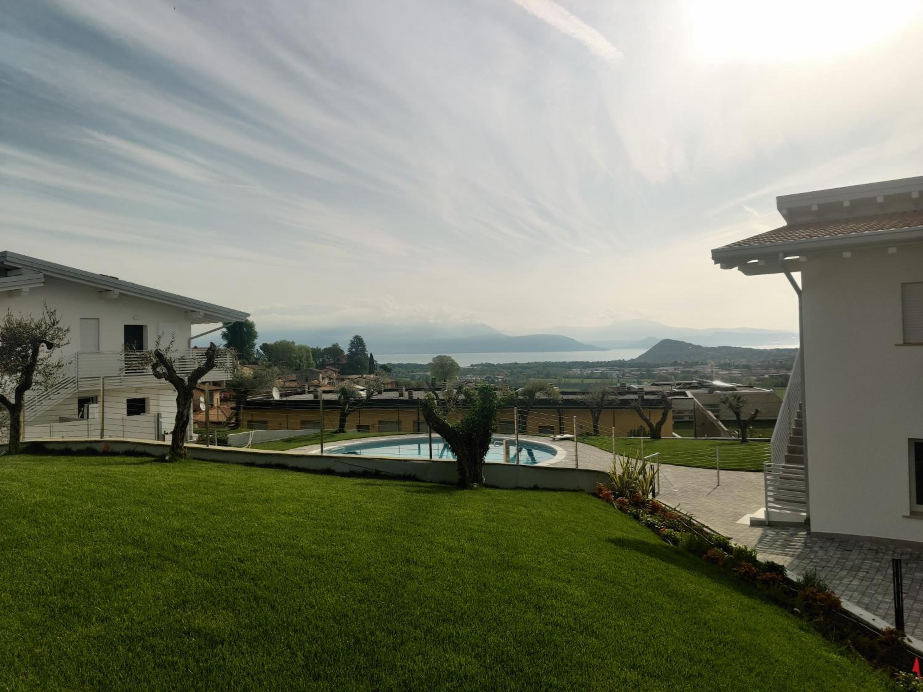 Bilocale in residence vista lago con piscina view 4