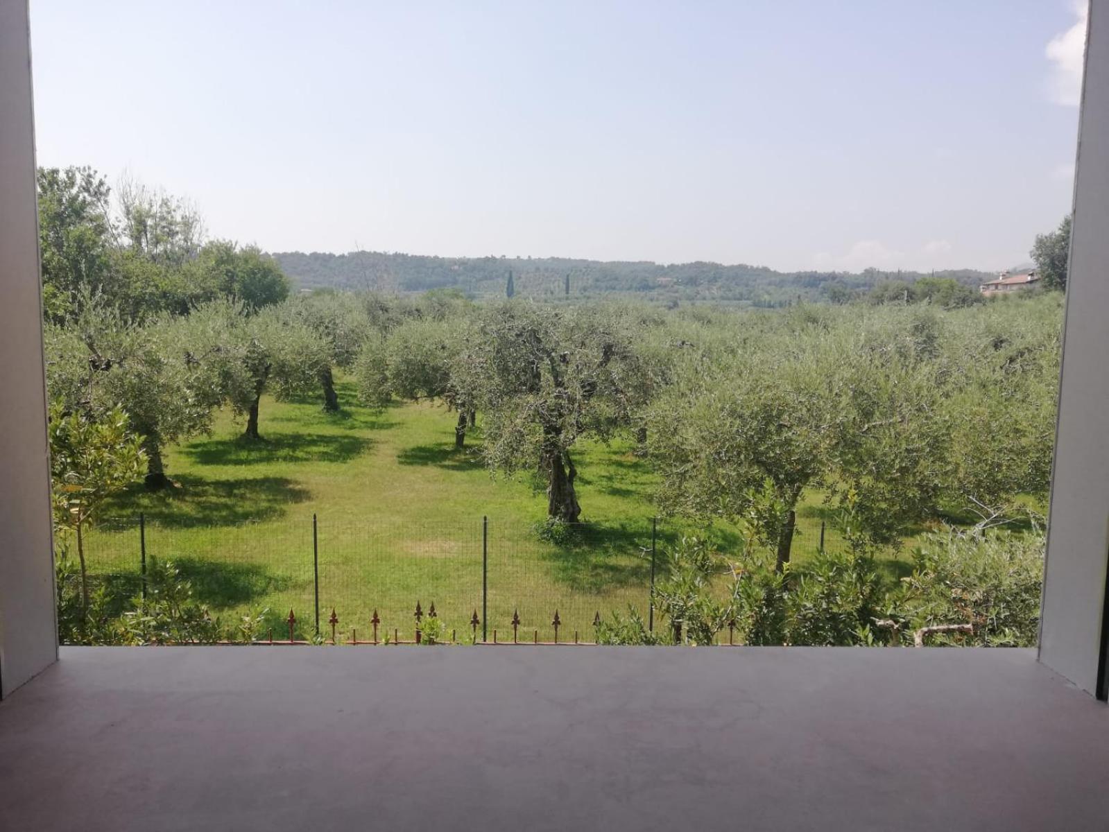 Bilocale in residence vista lago con piscina view 5