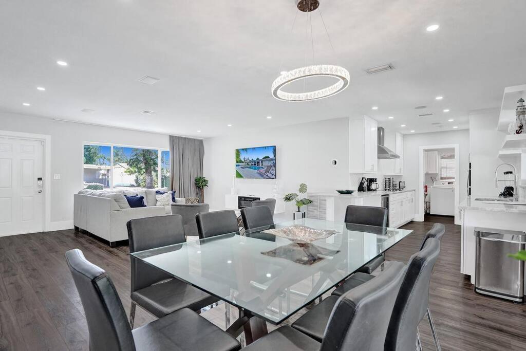 Stunning 4 Bedrm New Pool+Jacuzzi 1 Mile to Beach view 3