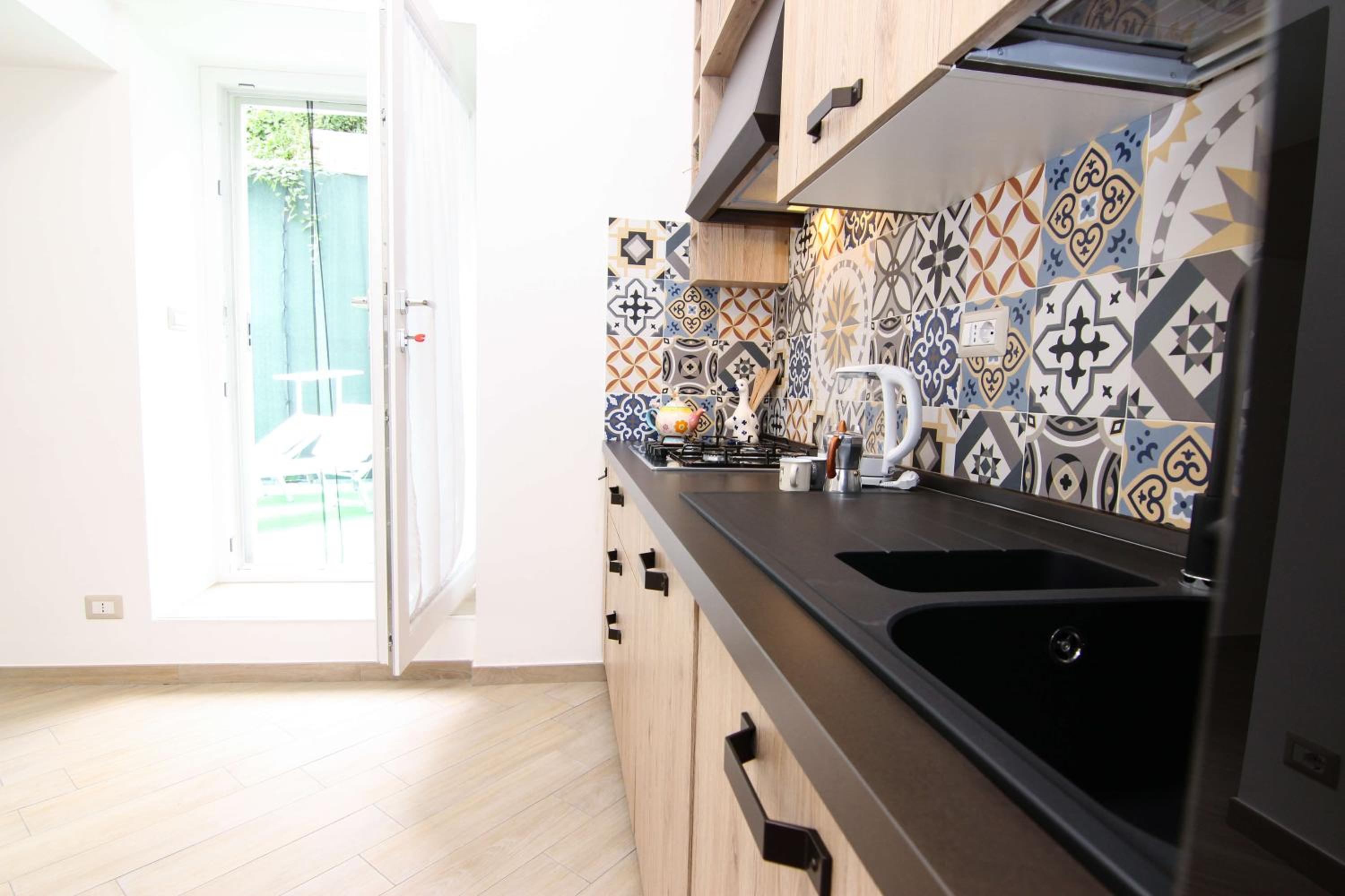 FOUR WHITE APARTMENTS photo 5