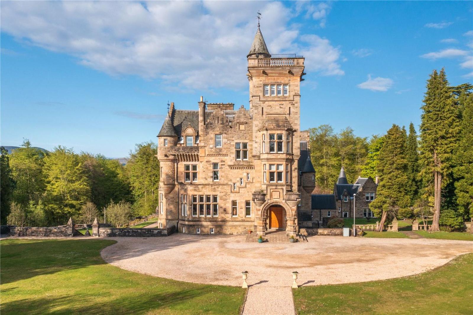DOLLARBEG CASTLE - The Tower - Luxury Apartment view 2