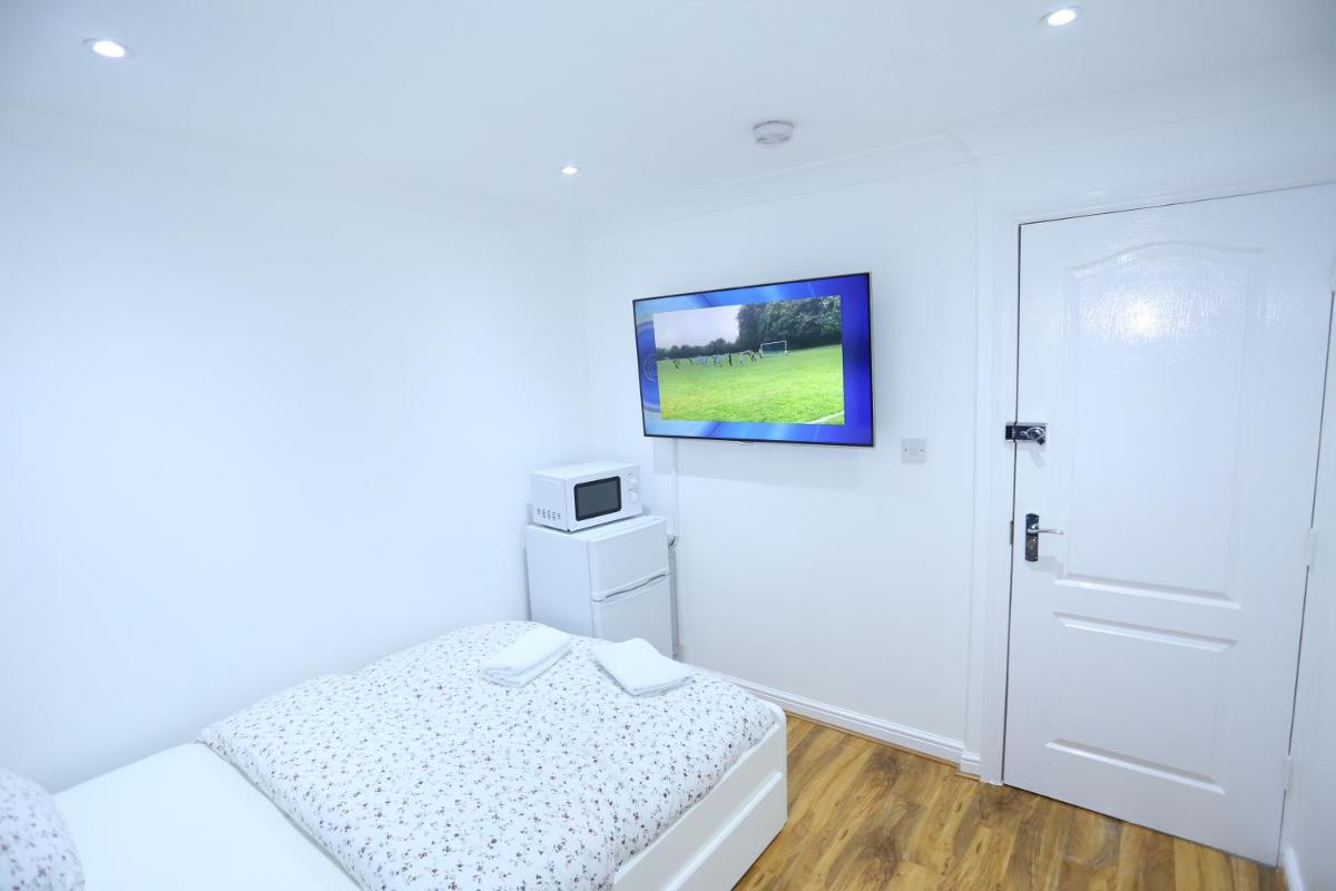 Cosy Room with en-suite bathroom and shared kitchen view 2