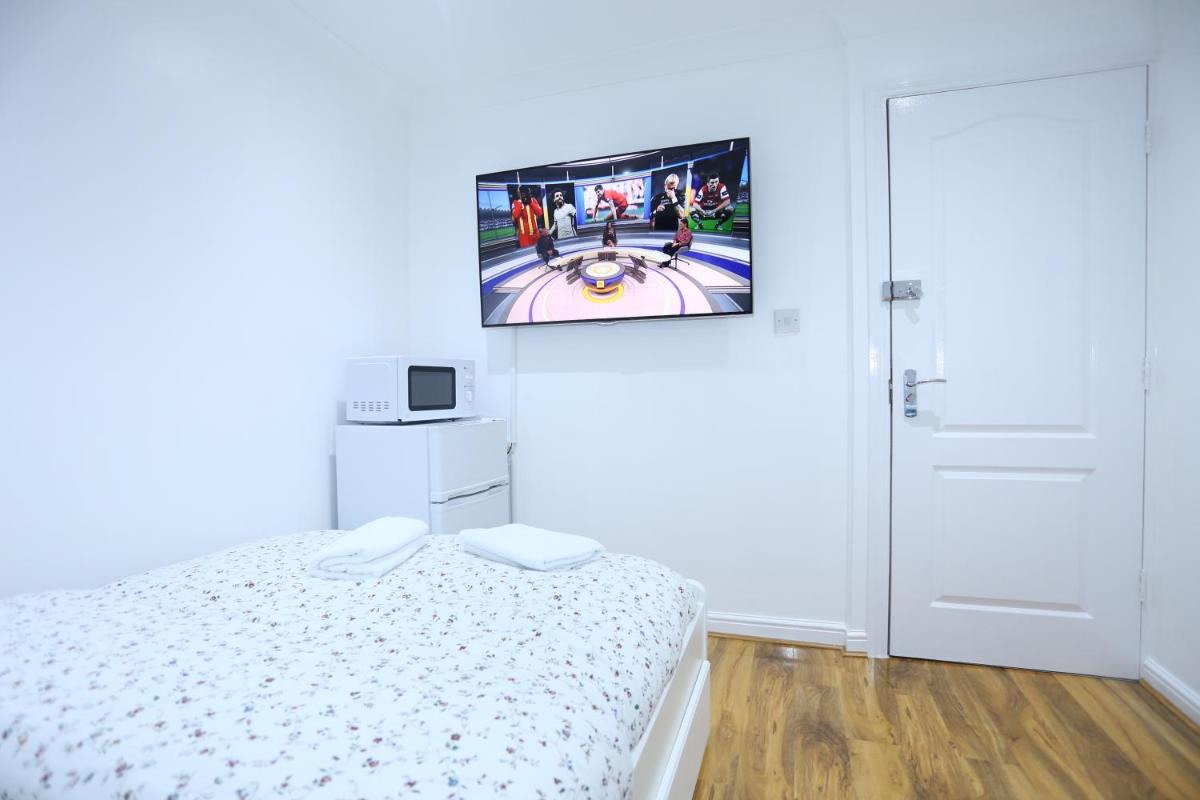 Cosy Room with en-suite bathroom and shared kitchen view 4