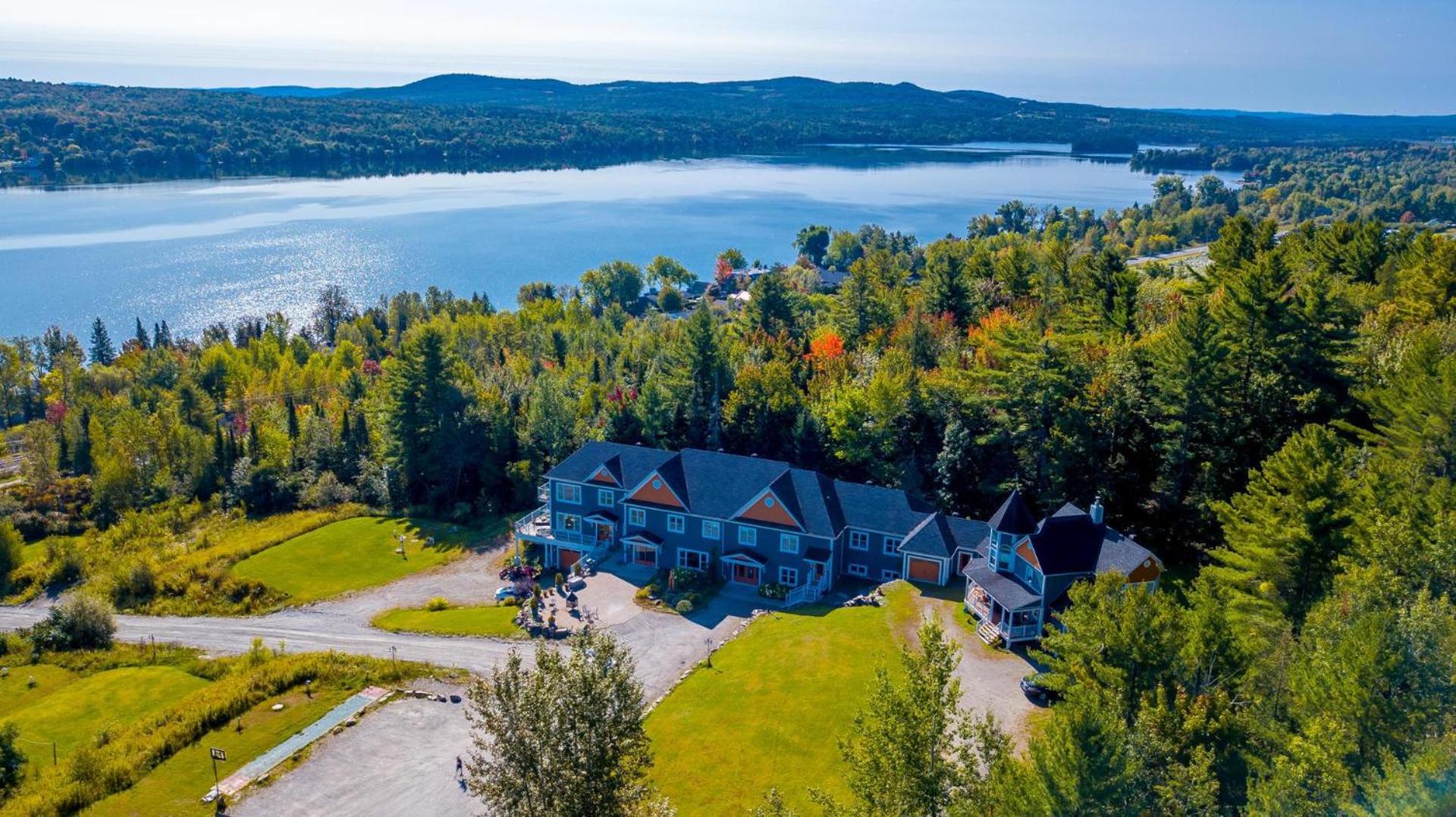 Au Sommet du Lac Magog