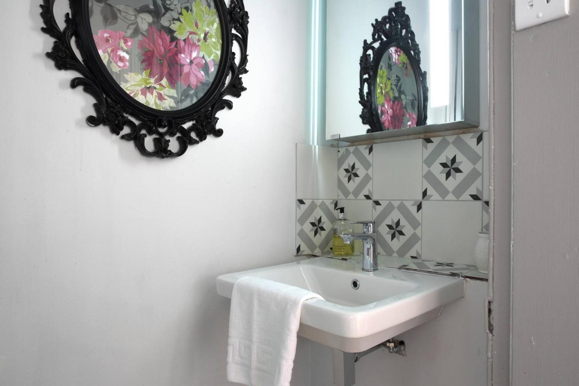 JOIVY Stunning Apartment in Royal Mile view 3