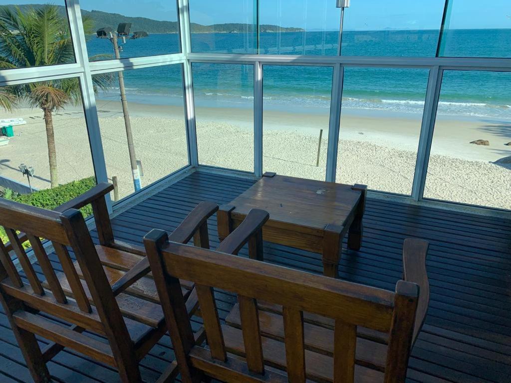 Triplex pé na areia