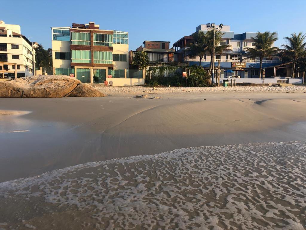 Triplex pé na areia