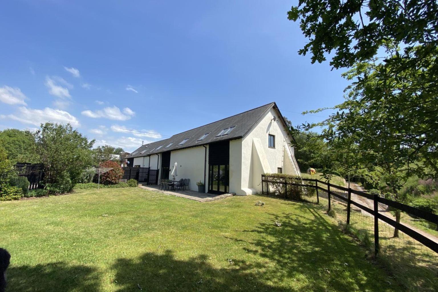 Lower Curscombe Barn - Beautiful 400-year-old threshing barn. Pet-friendly. view 2