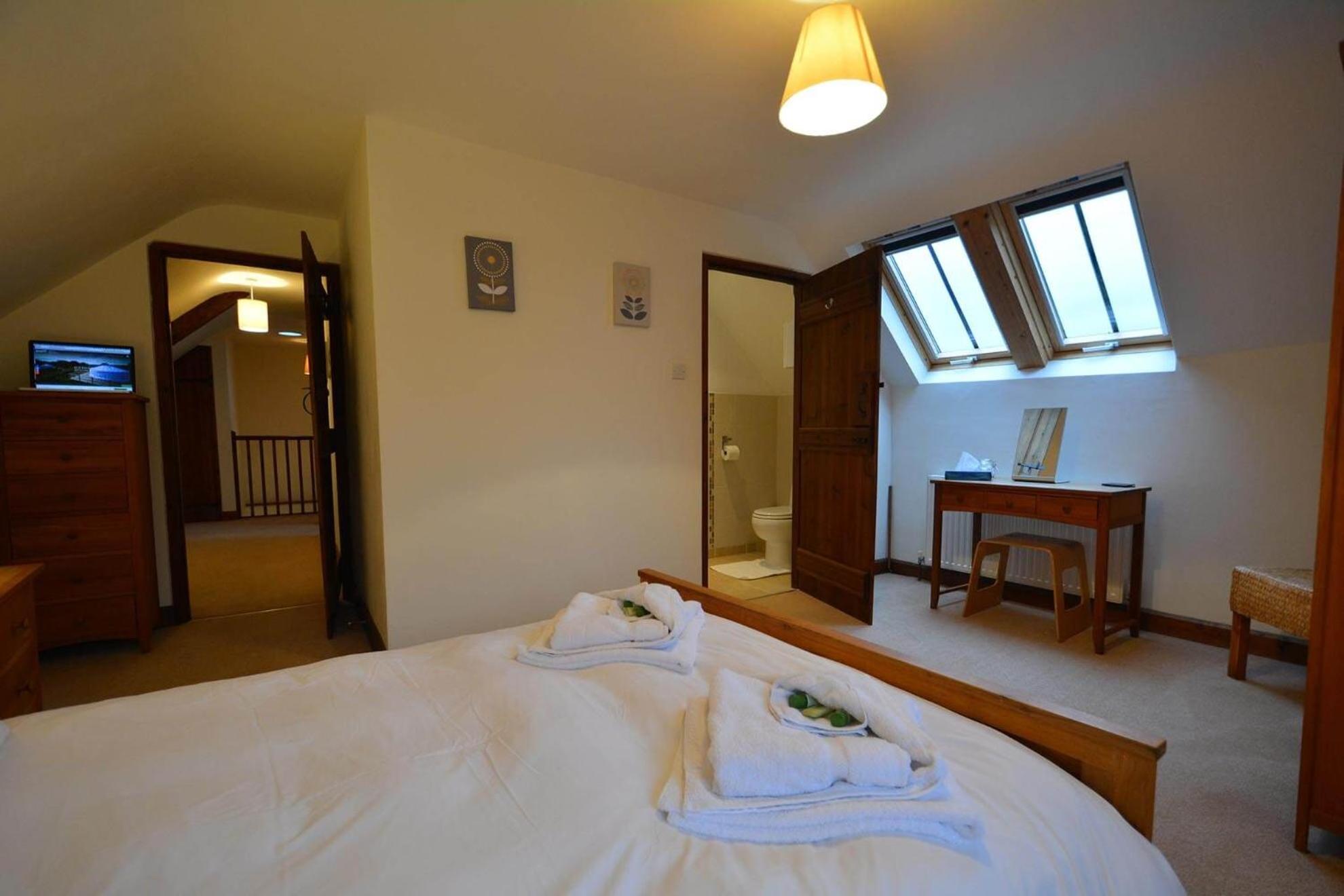 Lower Curscombe Barn - Beautiful 400-year-old threshing barn. Pet-friendly. view 5