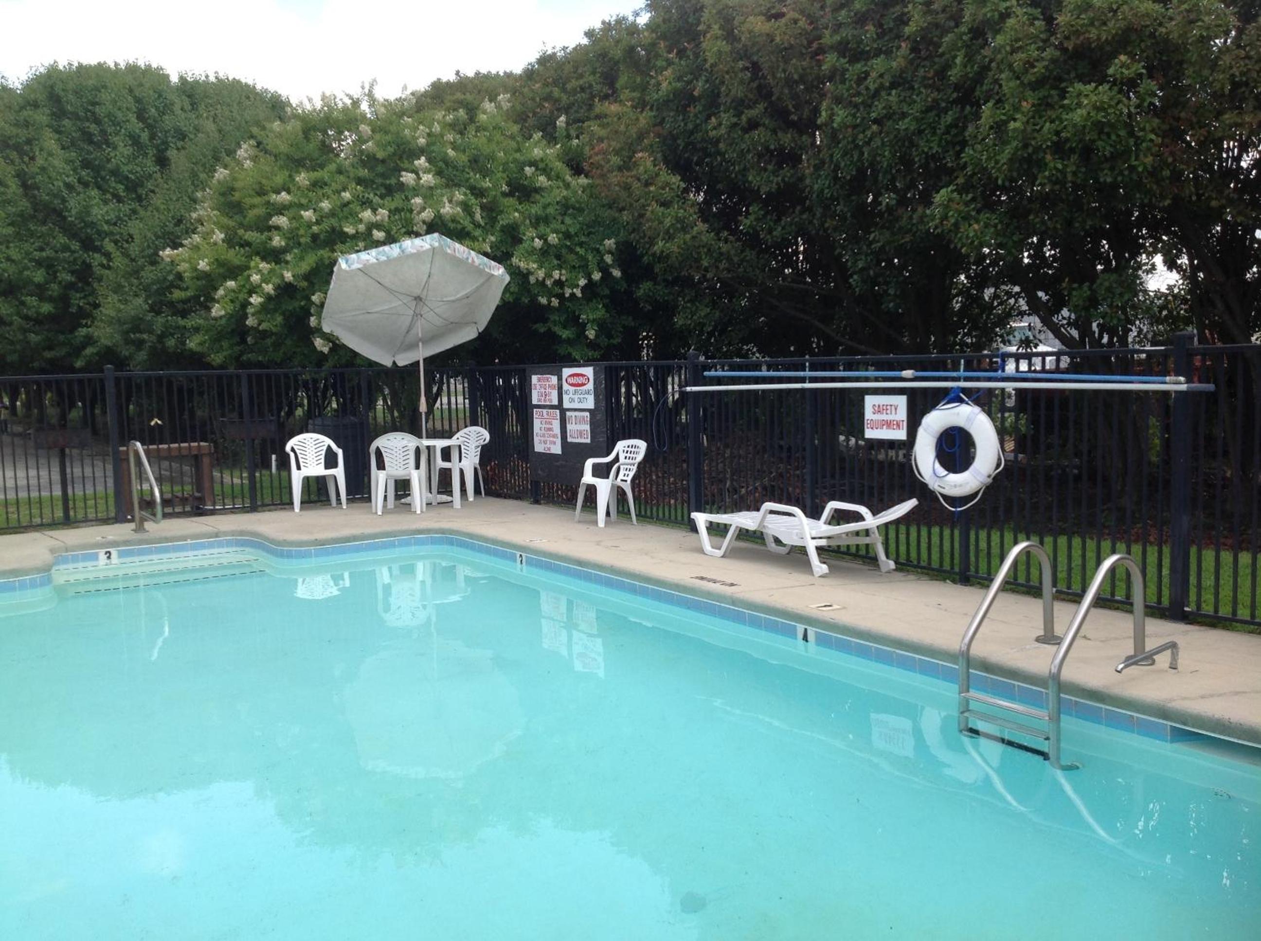 Days Inn by Wyndham Clinton view 3