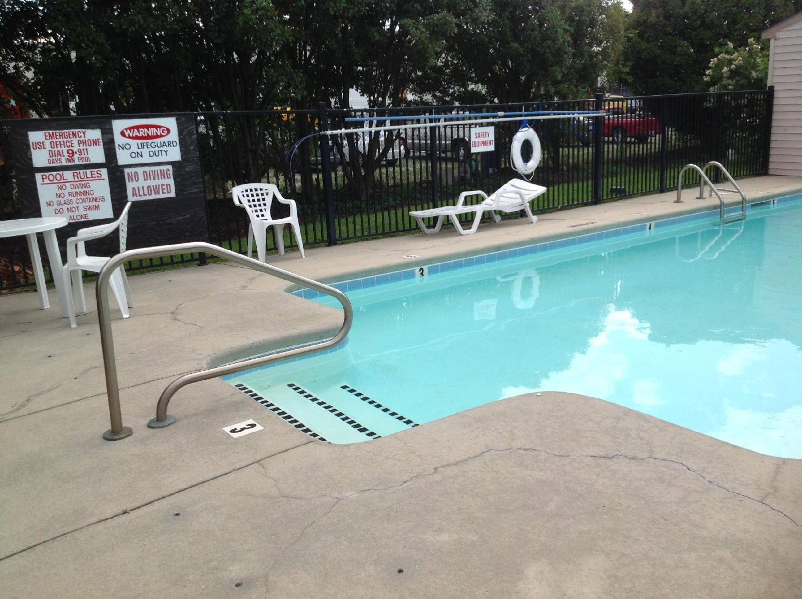 Days Inn by Wyndham Clinton view 4