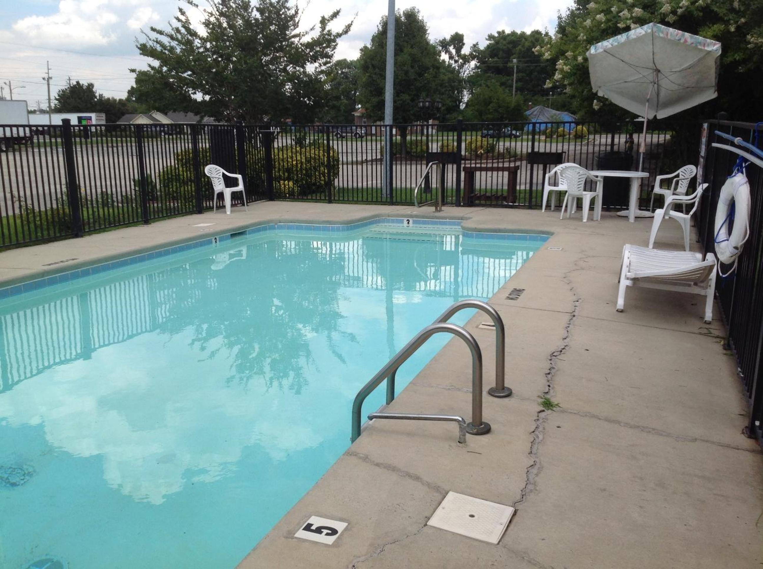 Days Inn by Wyndham Clinton view 5