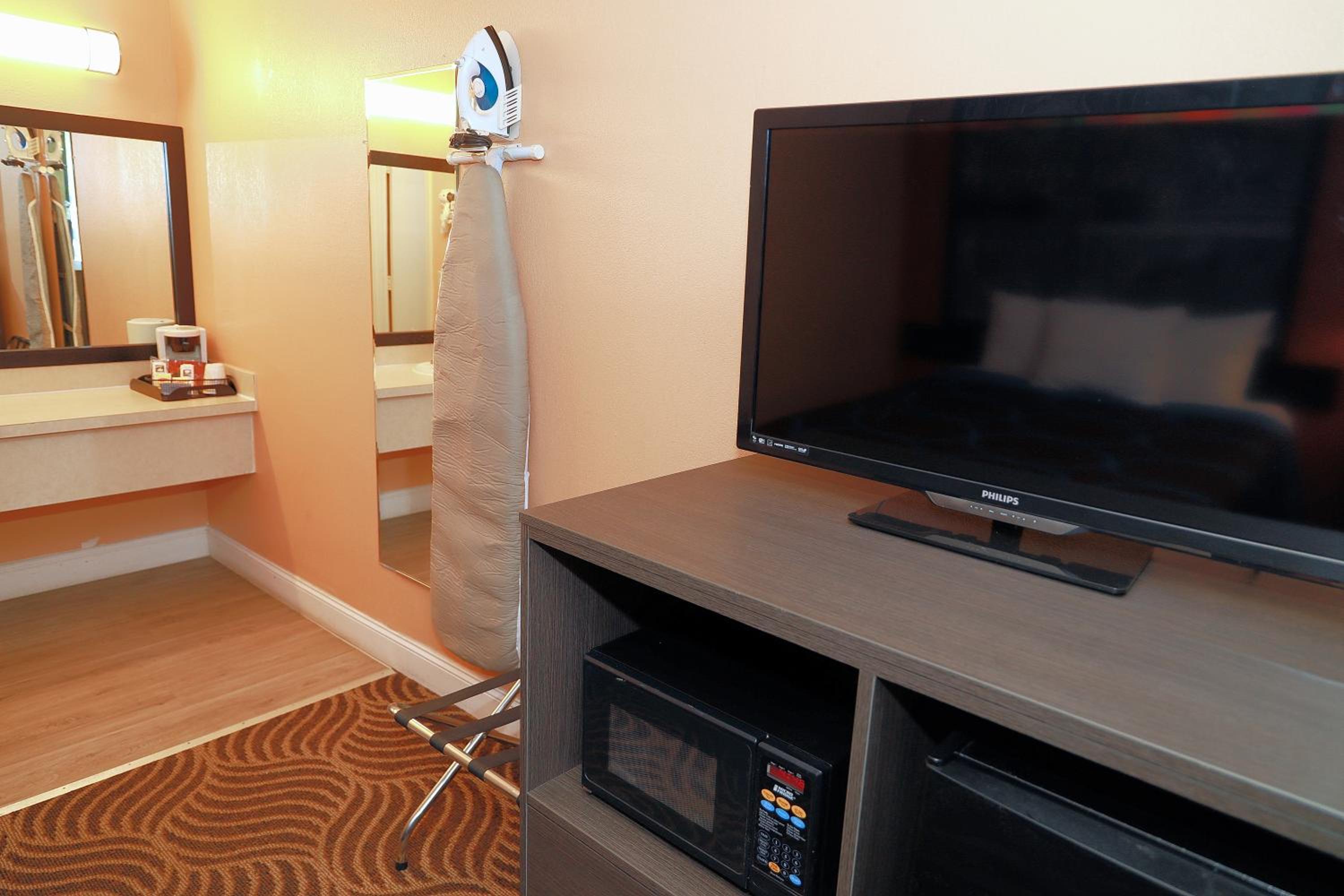 Marion Vacations - Super 8 by Wyndham Marion NC - Property Image 2