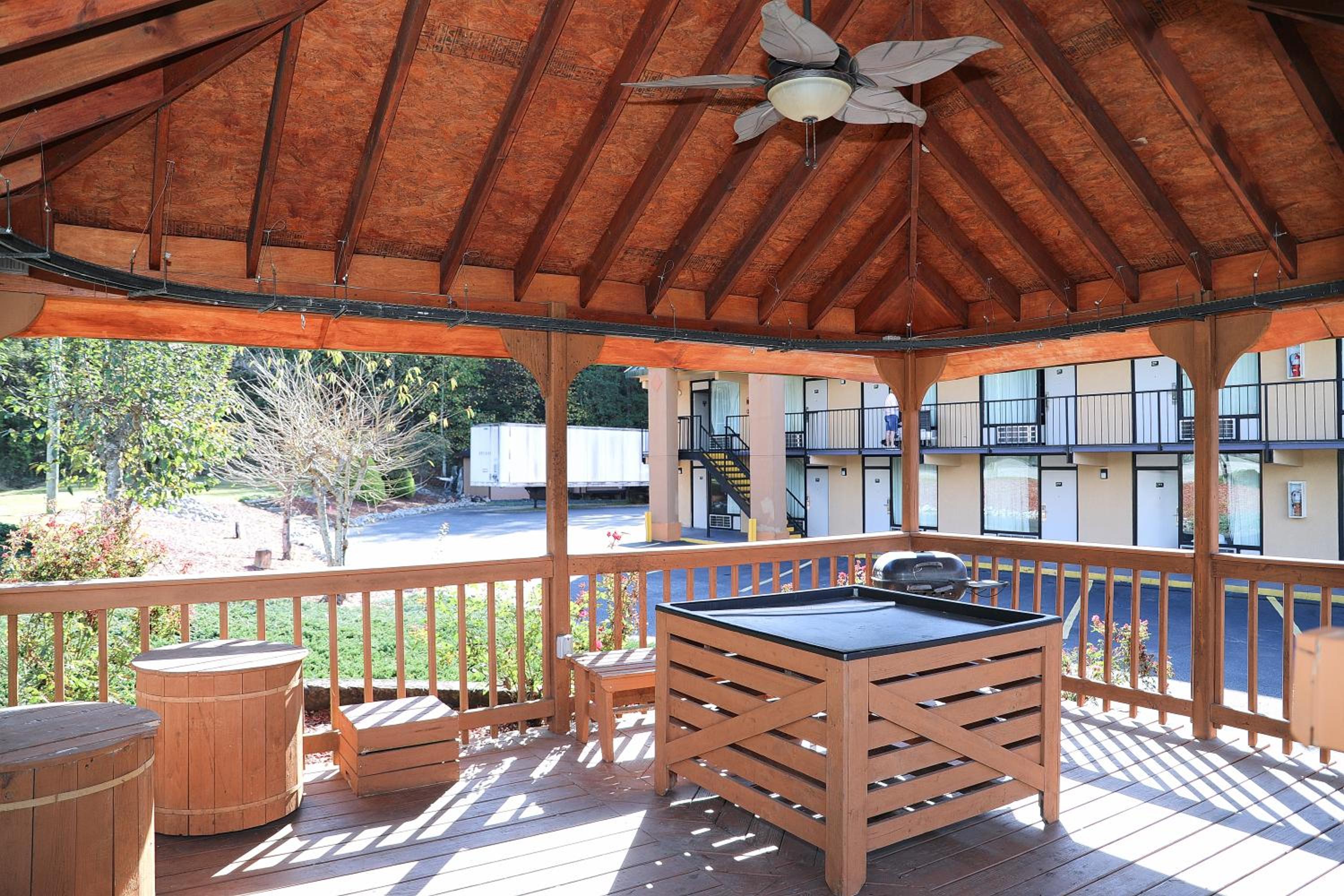 Marion Vacations - Super 8 by Wyndham Marion NC - Property Image 14