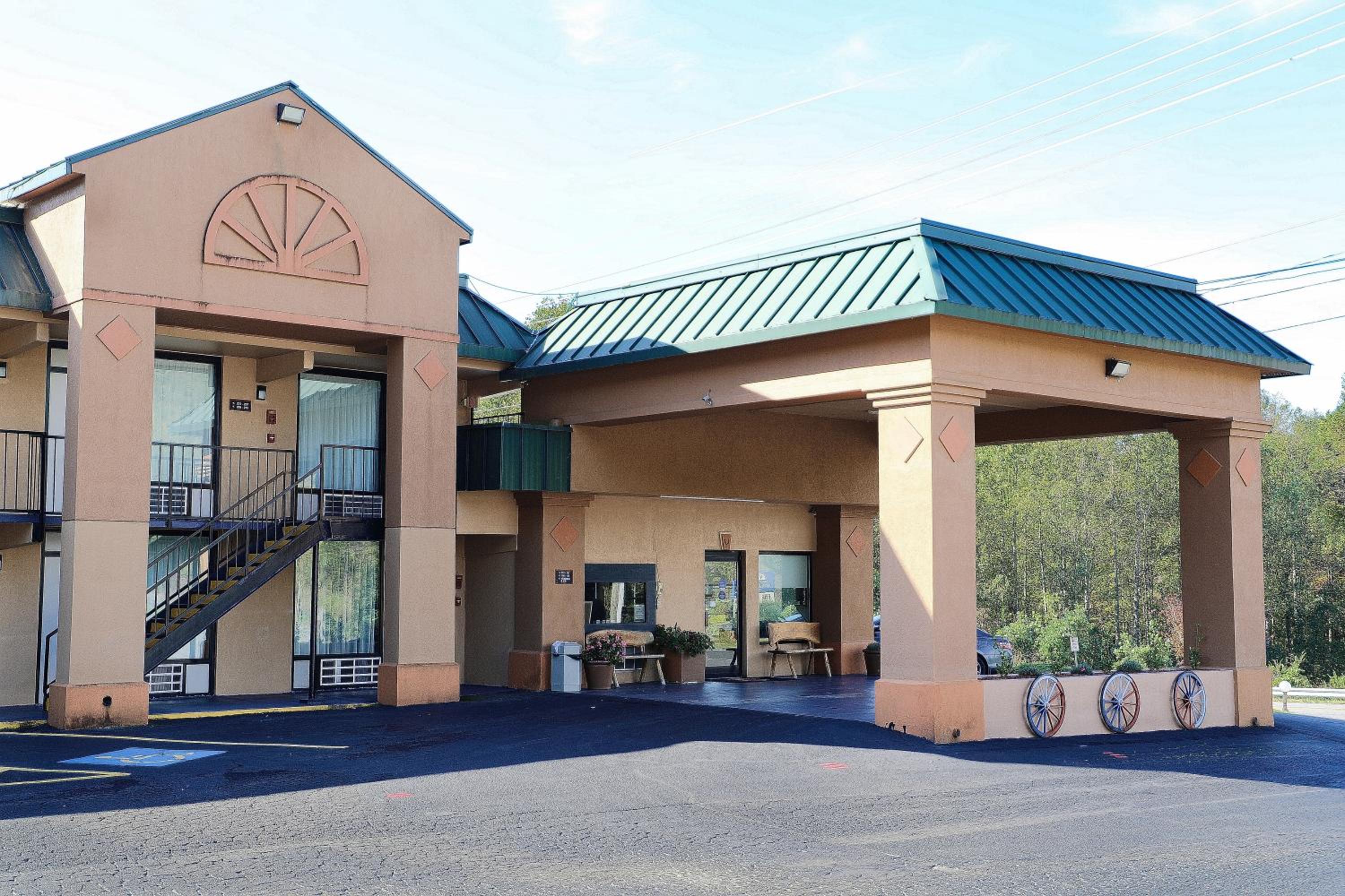 Marion Vacations - Super 8 by Wyndham Marion NC - Property Image 17