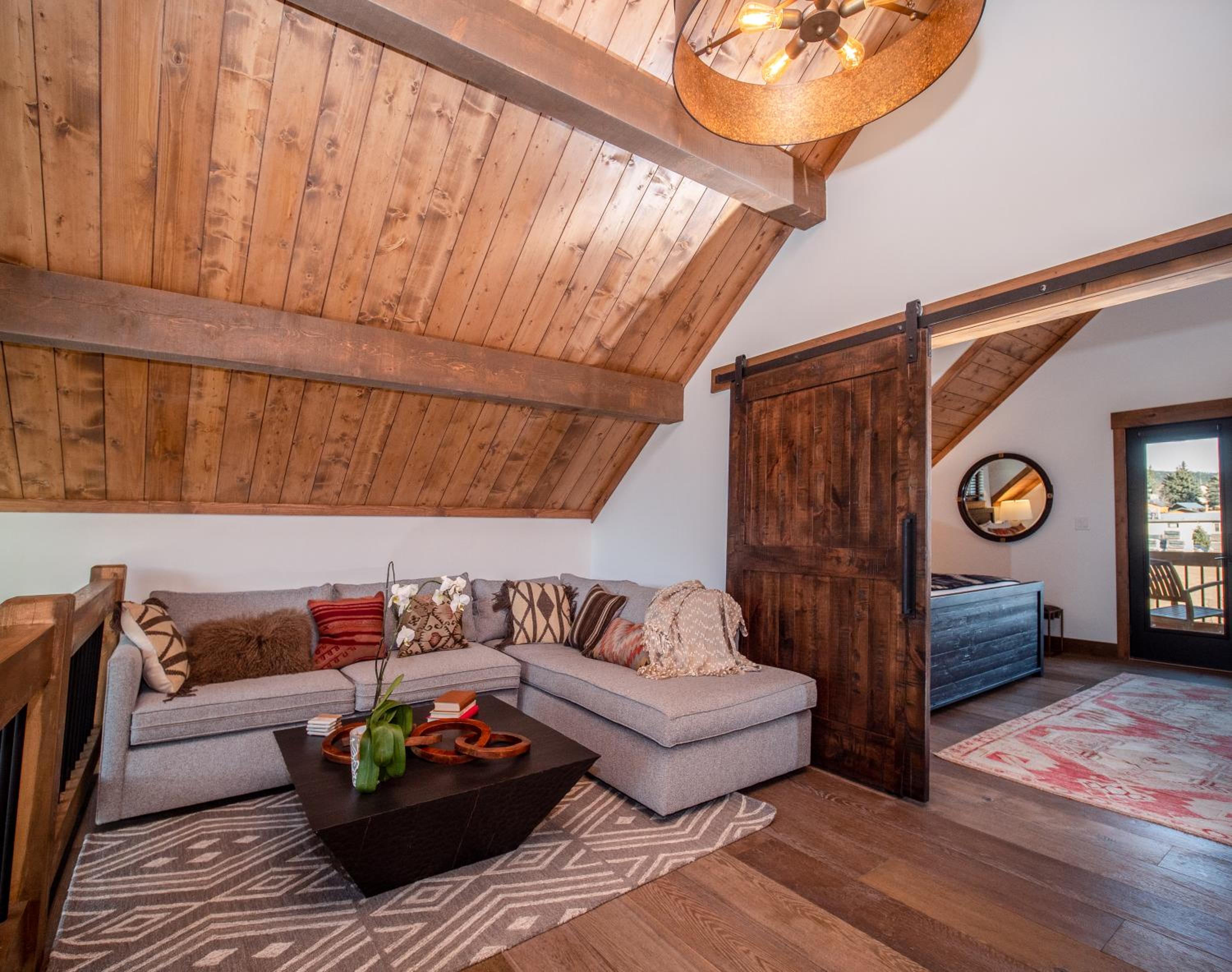 Private end unit with Jacuzzi, Two Patios, and Indoor Outdoor Fireplace - Property Image 11