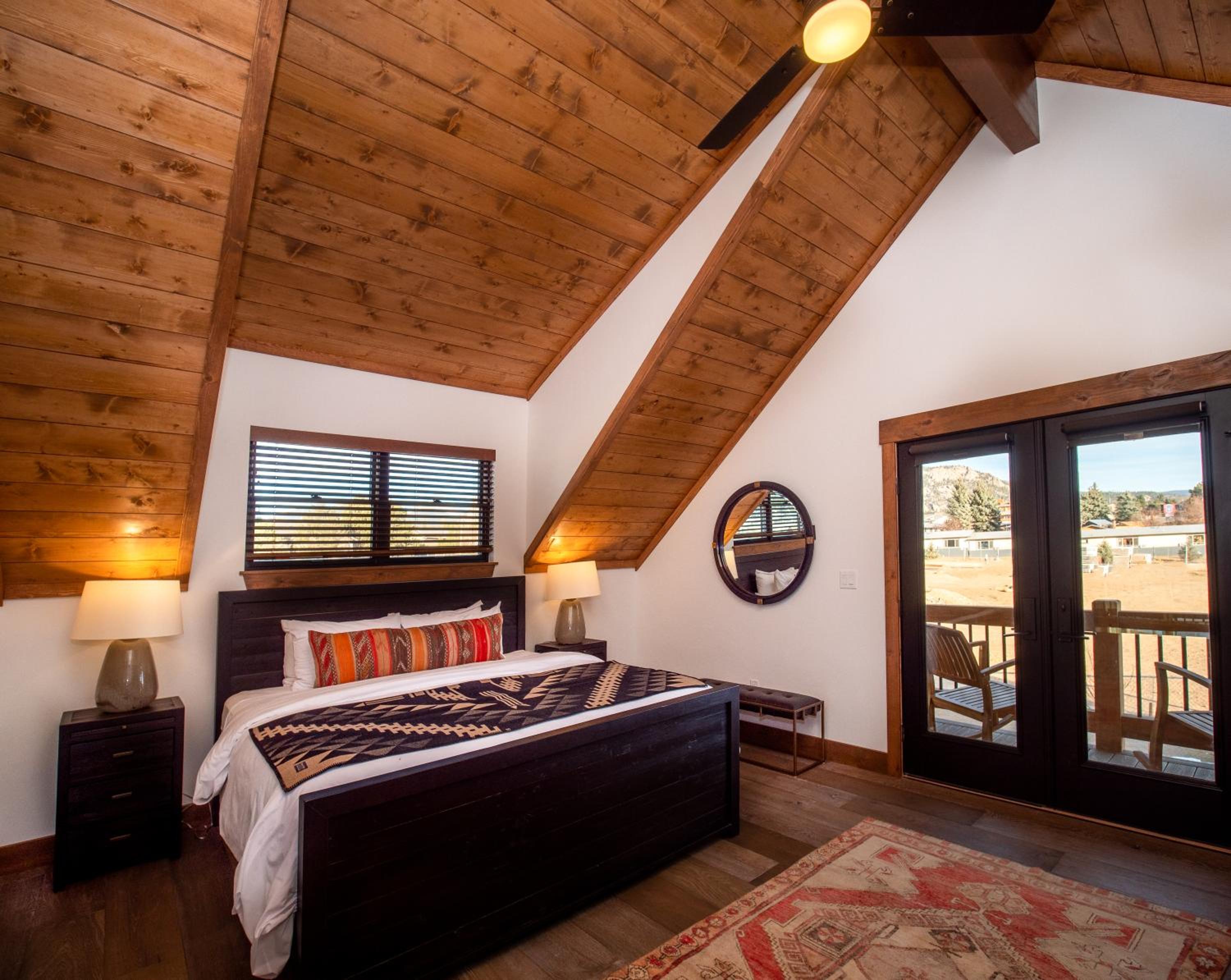 Private end unit with Jacuzzi, Two Patios, and Indoor Outdoor Fireplace - Property Image 3