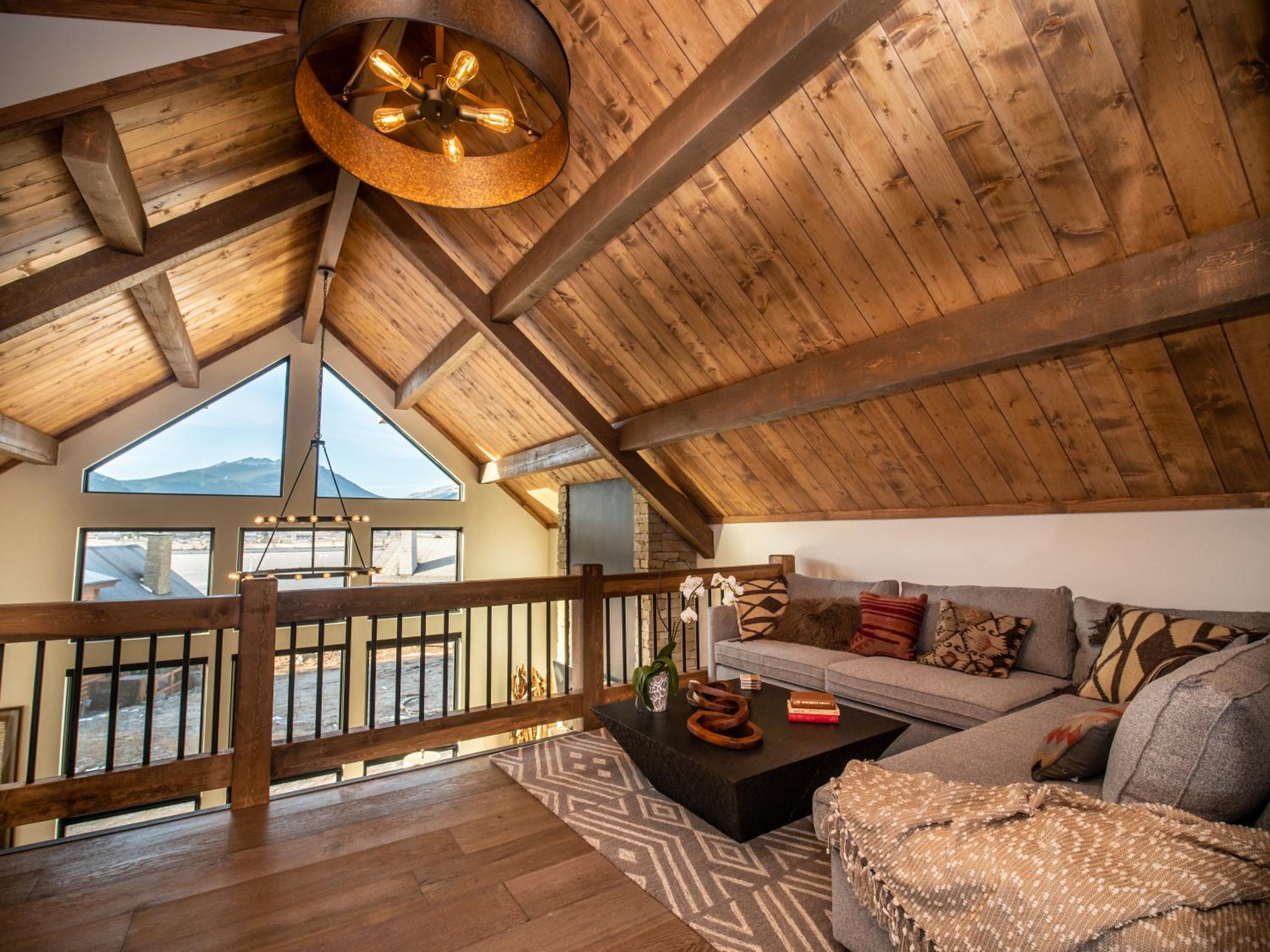 Private end unit with Jacuzzi, Two Patios, and Indoor Outdoor Fireplace - Property Image 4