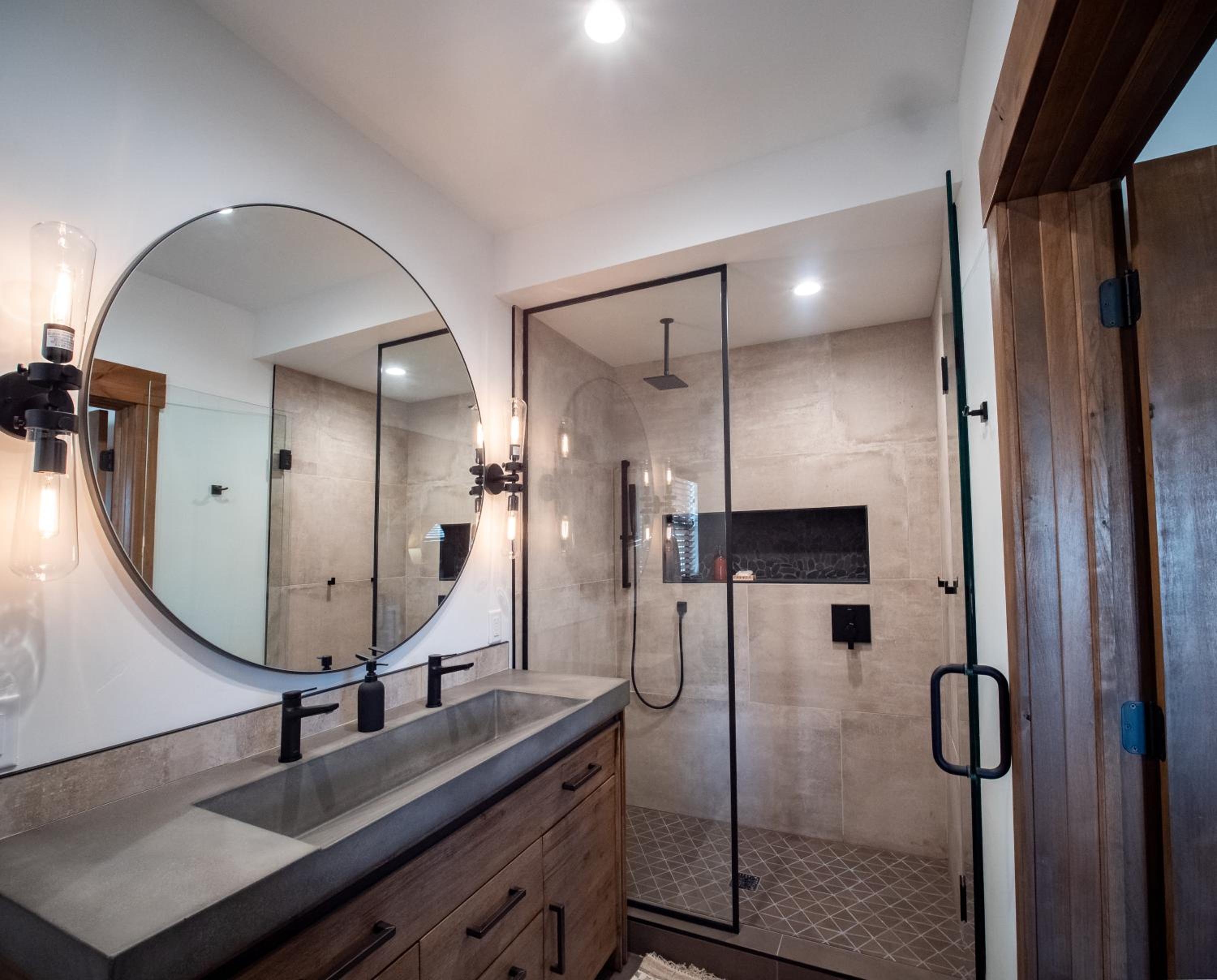 Private end unit with Jacuzzi, Two Patios, and Indoor Outdoor Fireplace - Property Image 5