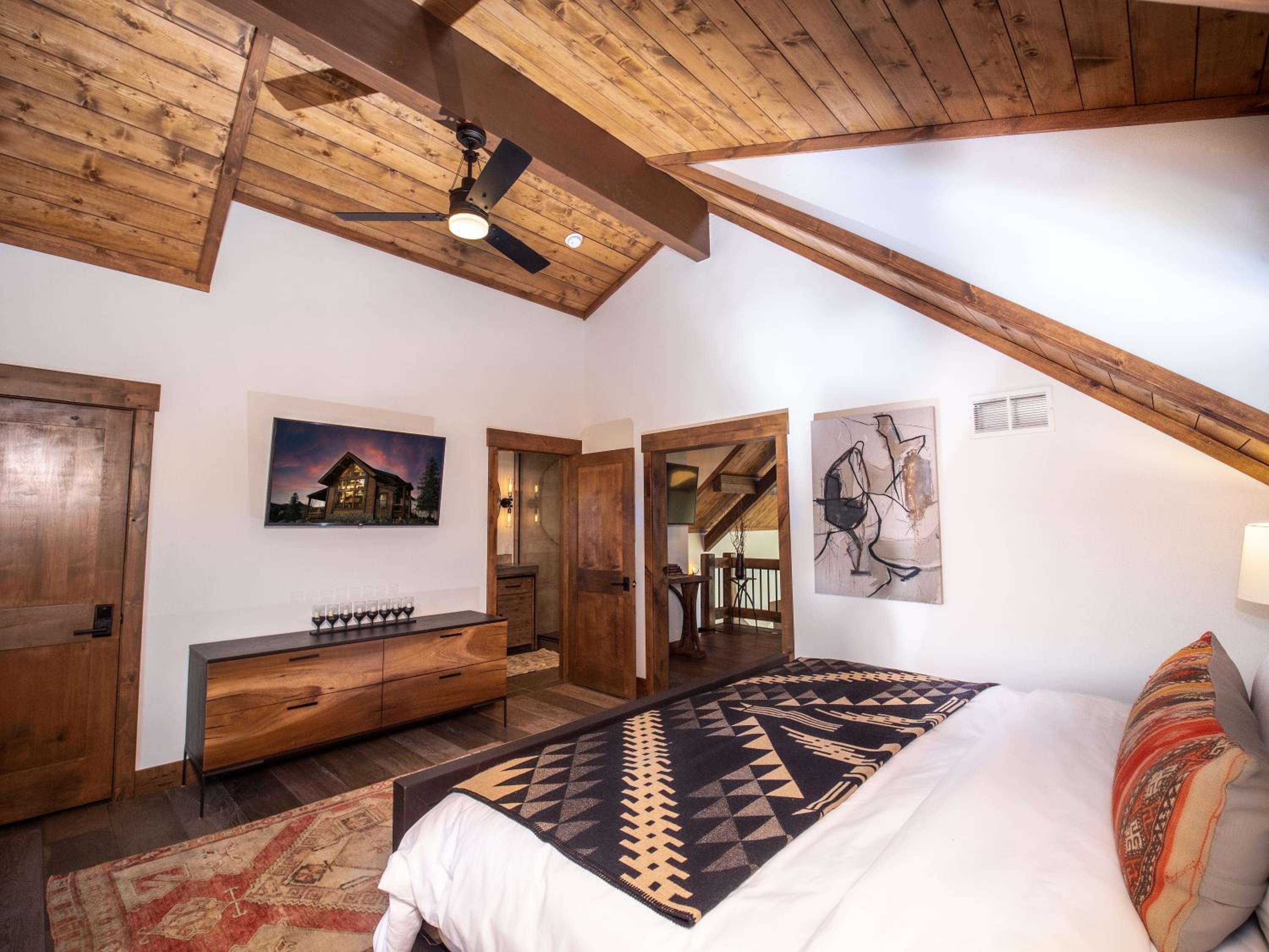 Private end unit with Jacuzzi, Two Patios, and Indoor Outdoor Fireplace - Property Image 12