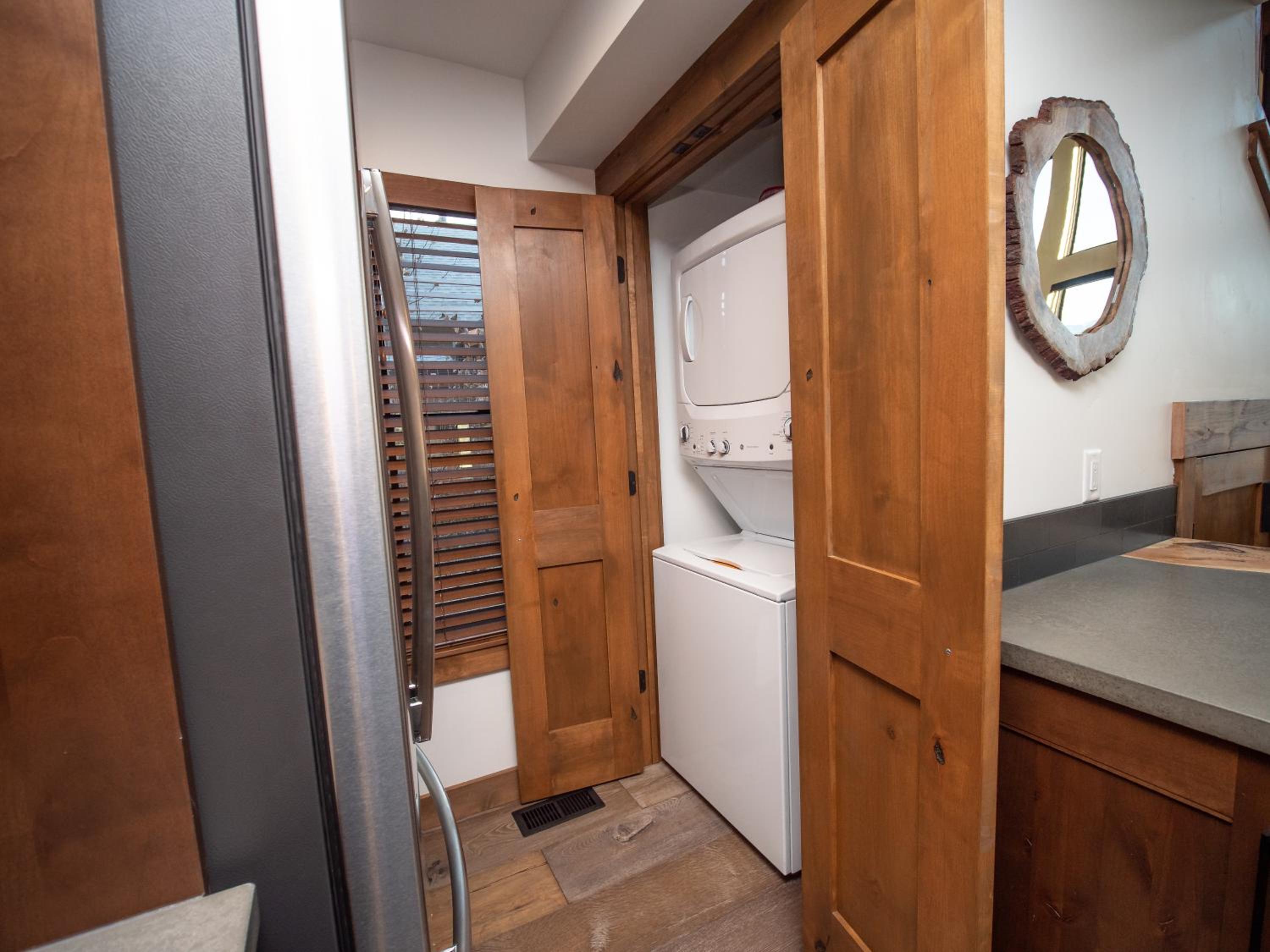 Private end unit with Jacuzzi, Two Patios, and Indoor Outdoor Fireplace - Property Image 14