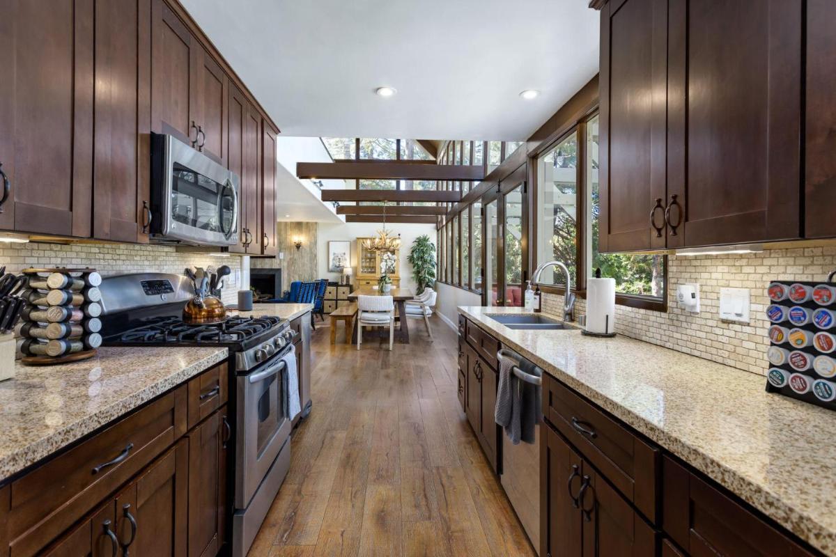 Snowflower Cabin Modern Luxe, 2 Level, 1500 sqft, AC, View, Dogs, Walk to Village view 2