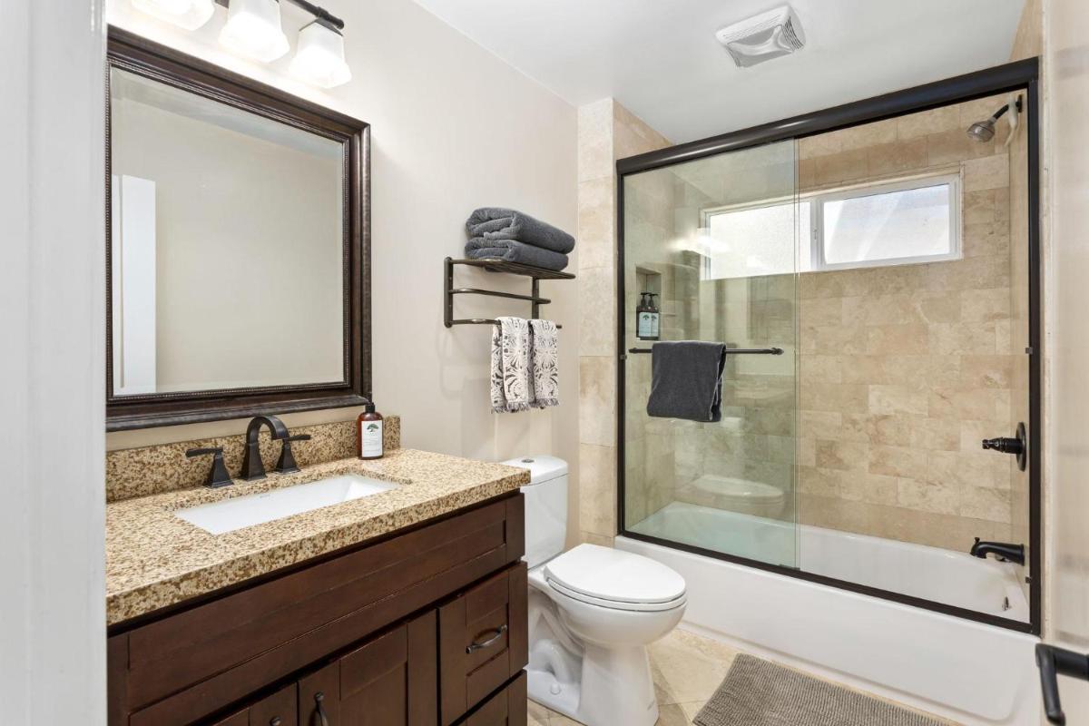 Snowflower Cabin Modern Luxe, 2 Level, 1500 sqft, AC, View, Dogs, Walk to Village view 3