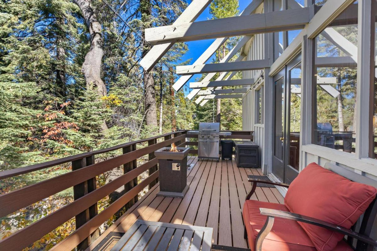 Snowflower Cabin Modern Luxe, 2 Level, 1500 sqft, AC, View, Dogs, Walk to Village view 4