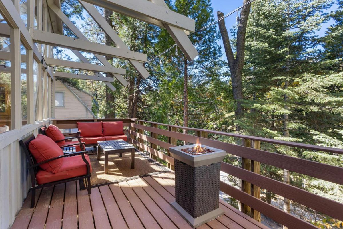 Snowflower Cabin Modern Luxe, 2 Level, 1500 sqft, AC, View, Dogs, Walk to Village view 5