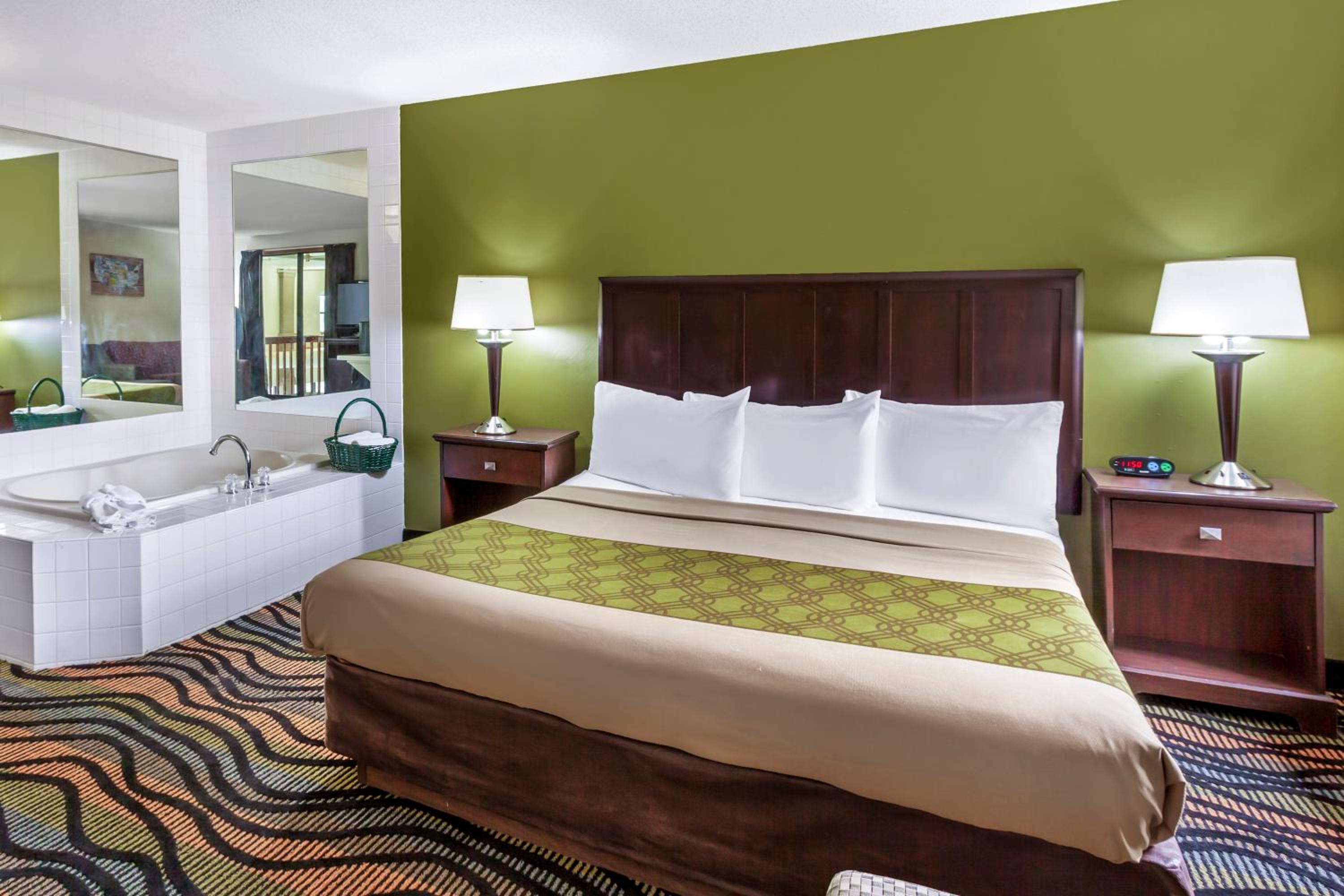 Econo Lodge Inn & Suites Oconto