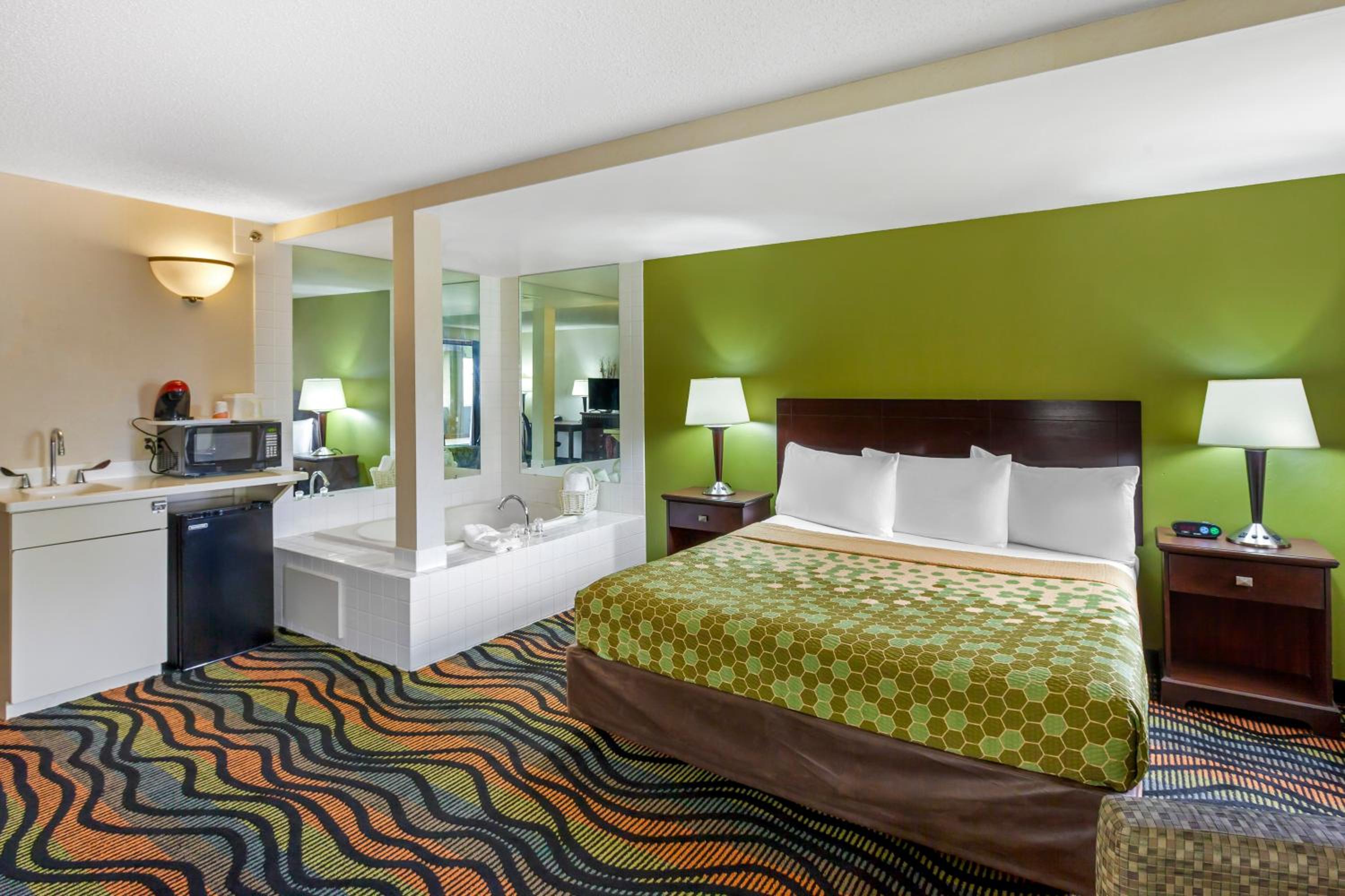 Econo Lodge Inn & Suites Oconto