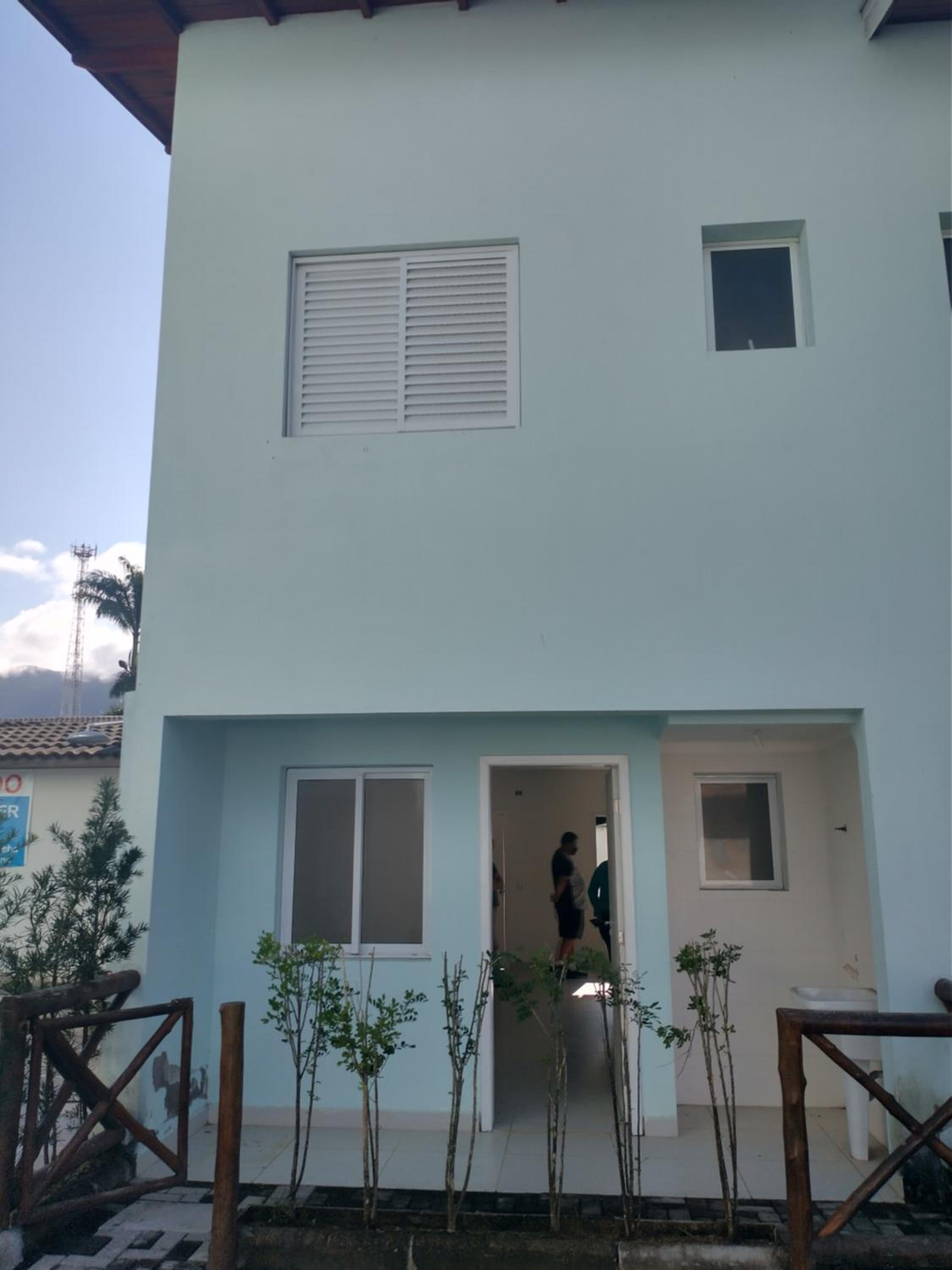 Casa em condomínio a 100 metros da praia.