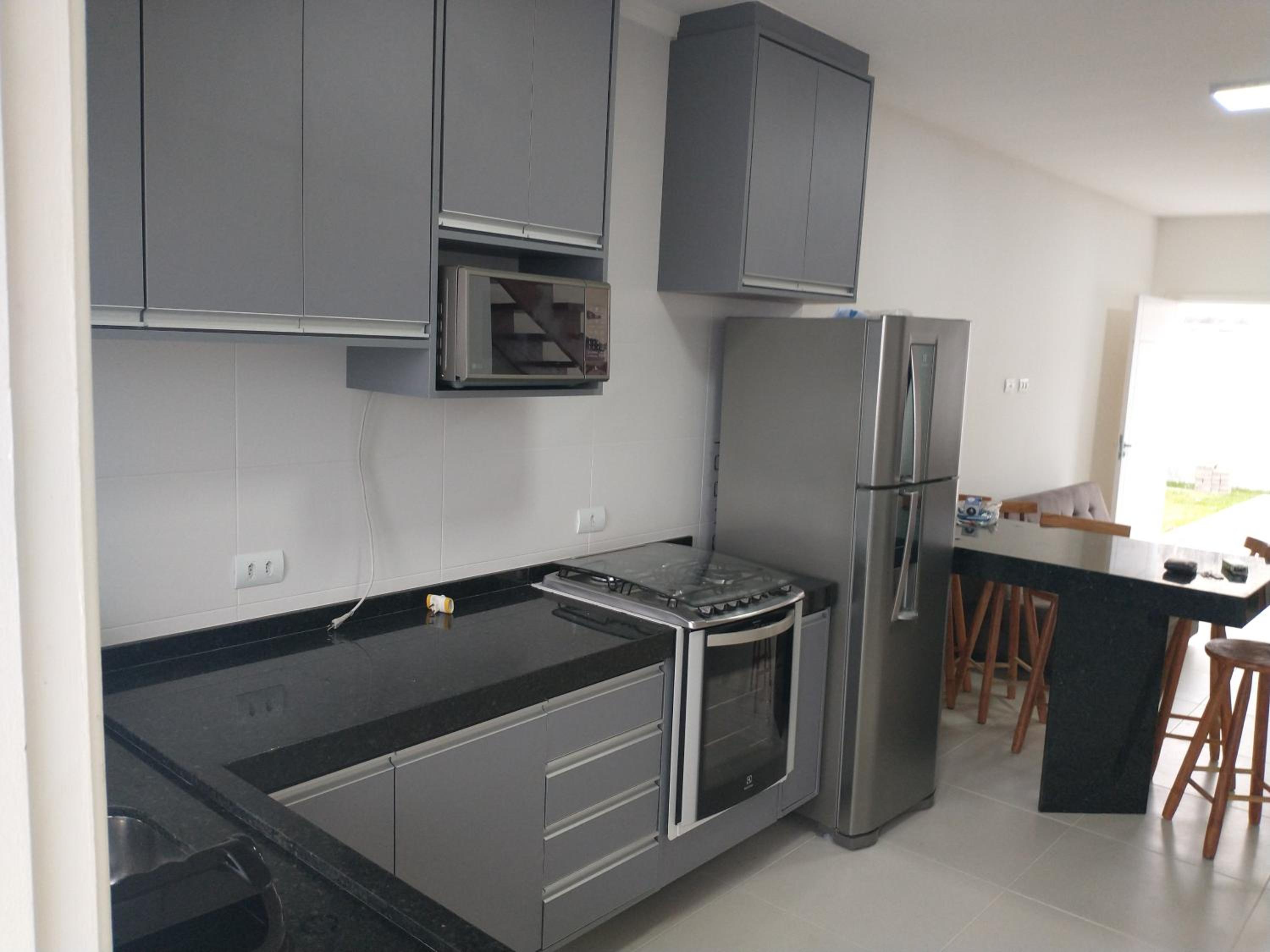Casa em condomínio a 100 metros da praia.